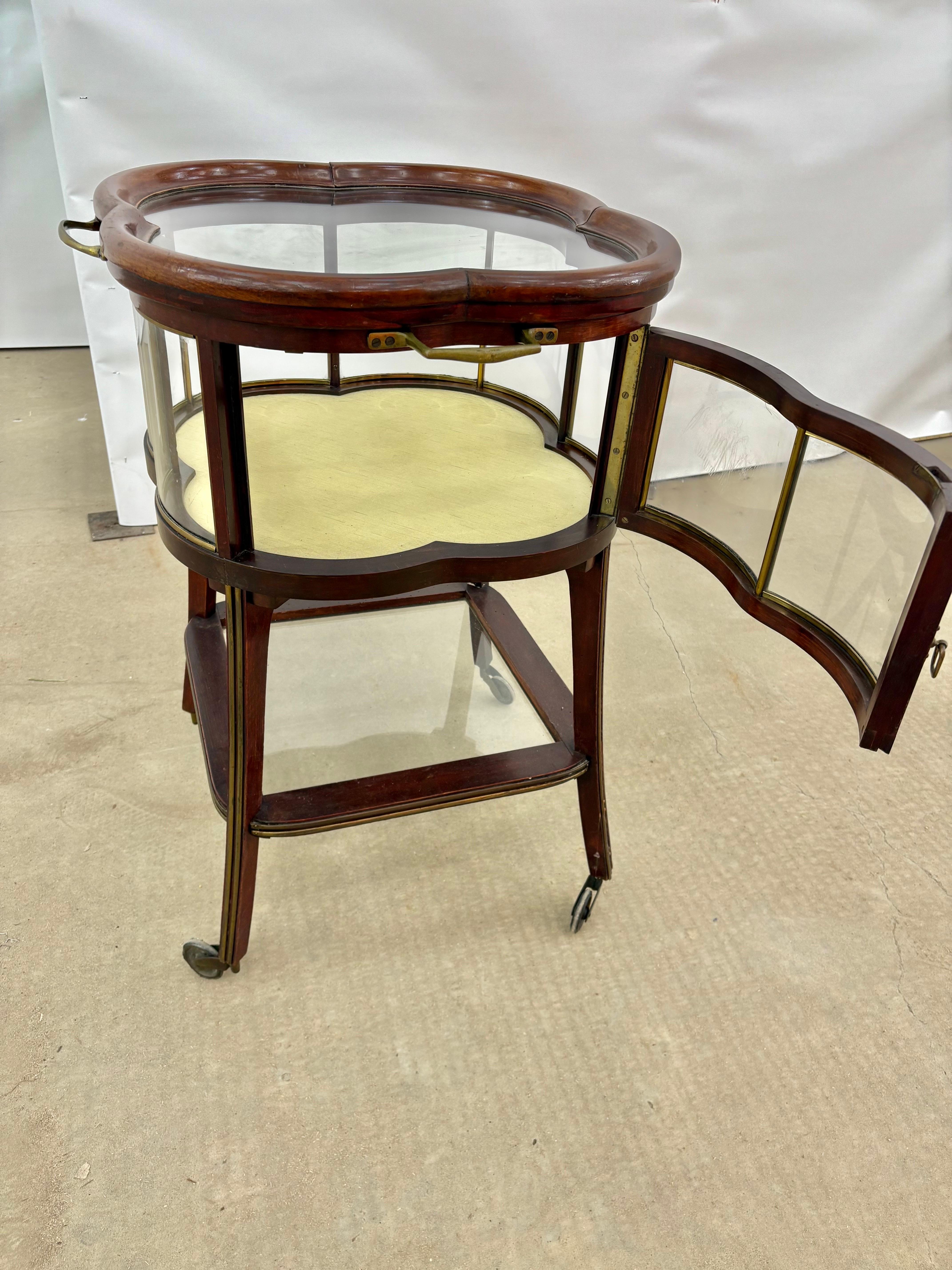 Chariot de service ou chariot de bar en noyer français du début du 20e siècle de style Art nouveau en vente 1