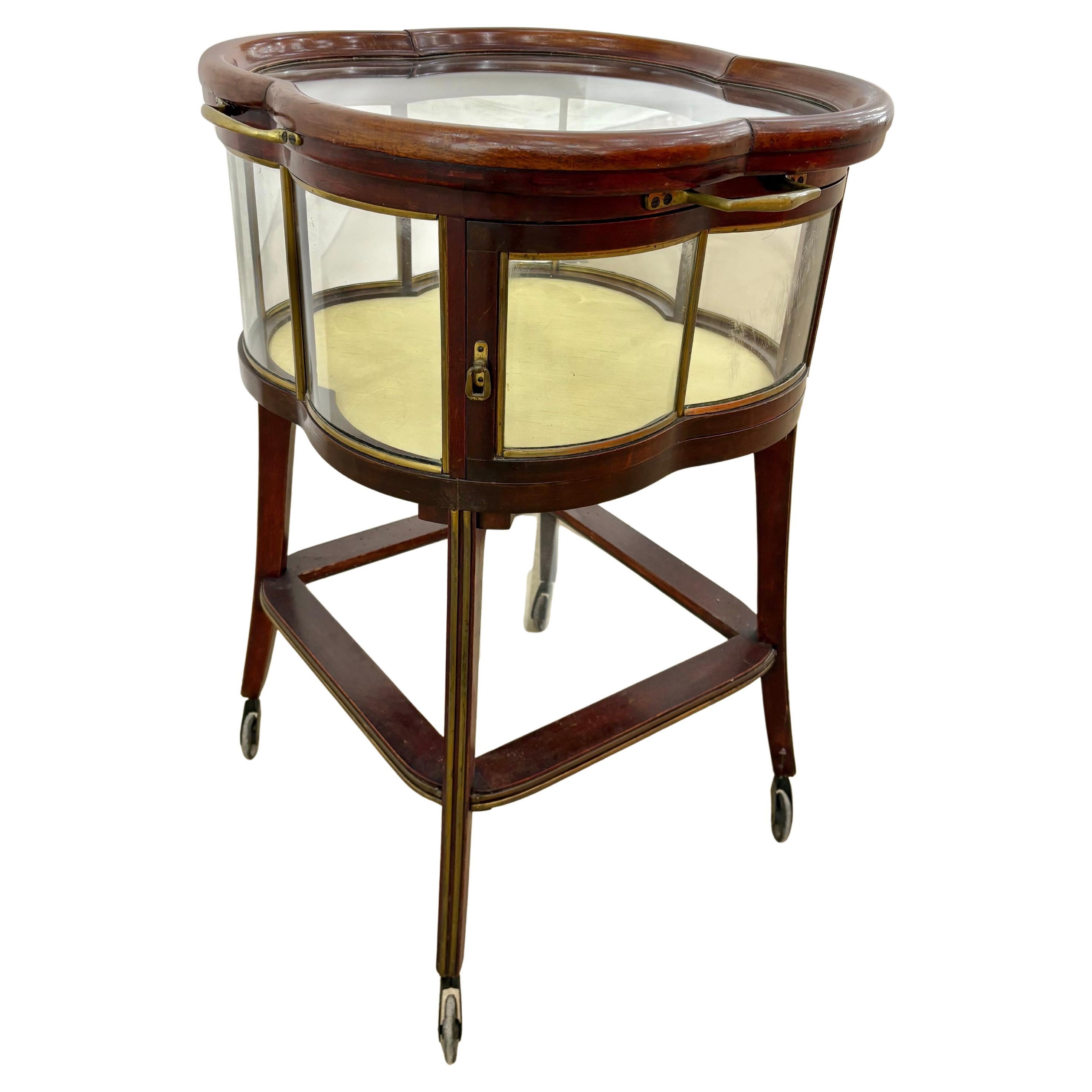 Chariot de service ou chariot de bar en noyer français du début du 20e siècle de style Art nouveau en vente