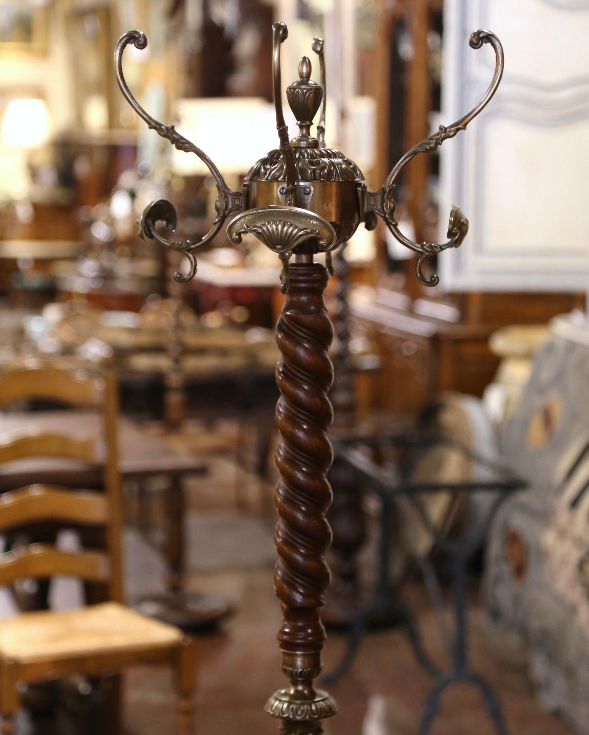 Questo antico albero da ingresso in legno da frutta intagliato e ottone è stato realizzato in Francia, intorno al 1920. Poggiato su ampi sostegni a forma di tripode di cariatide femminile che terminano con piedi a zampa, l'alto portaoggetti presenta