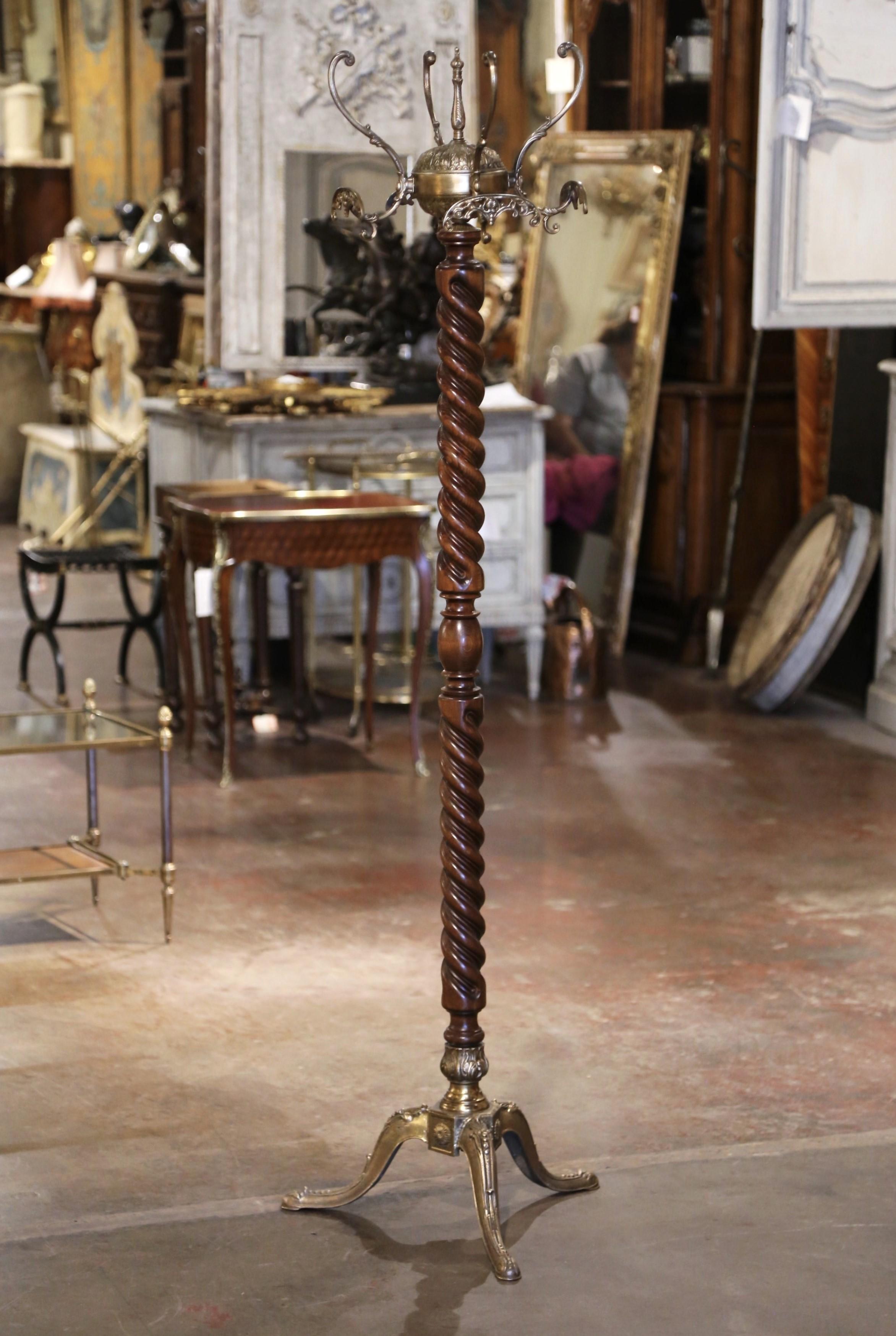 Árbol de salón de pie de nogal francés de principios del siglo XX y latón dorado Art Decó en venta
