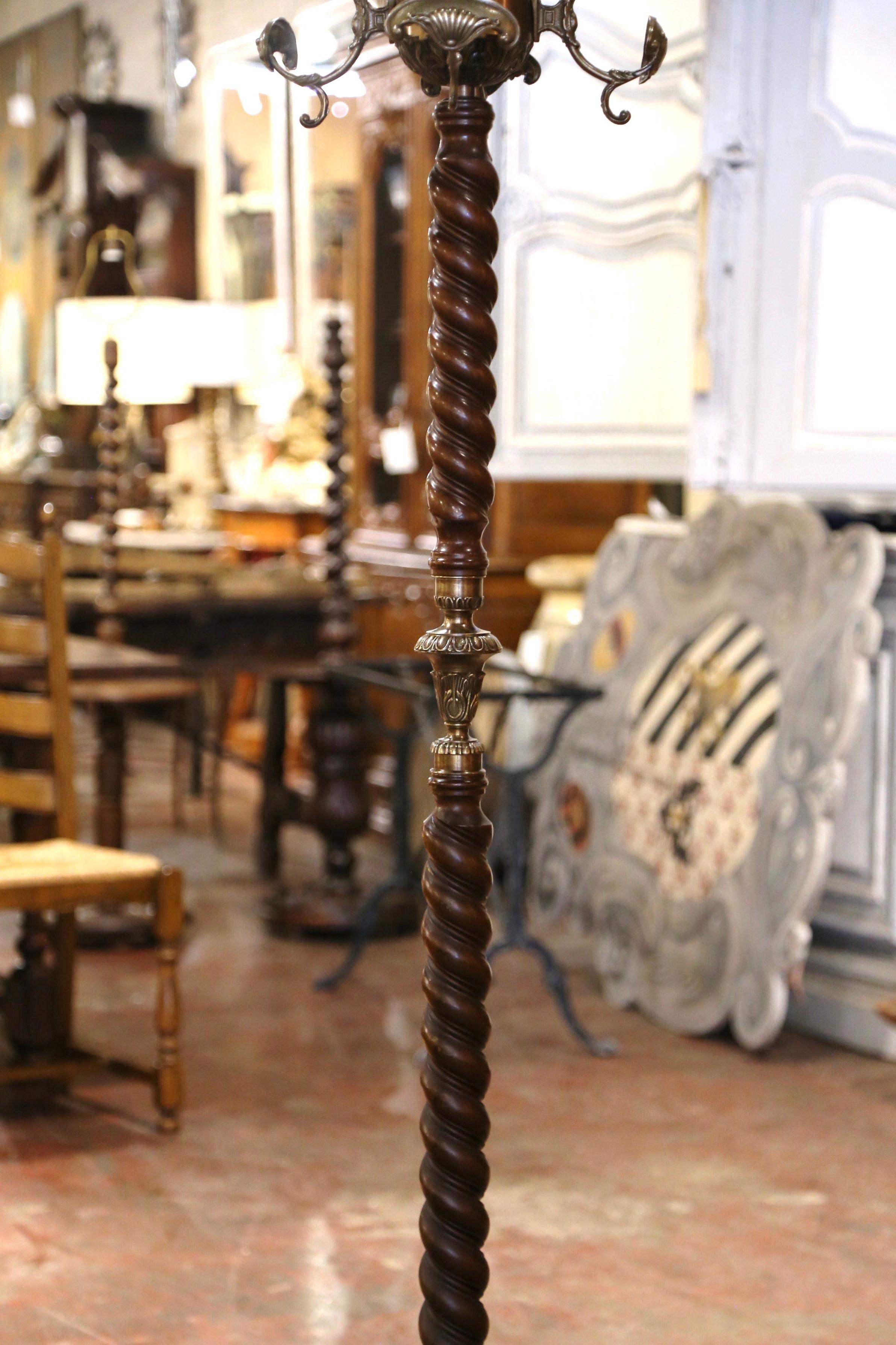 Art Déco Albero da salotto in piedi in legno di noce e ottone dorato dei primi del Novecento. in vendita
