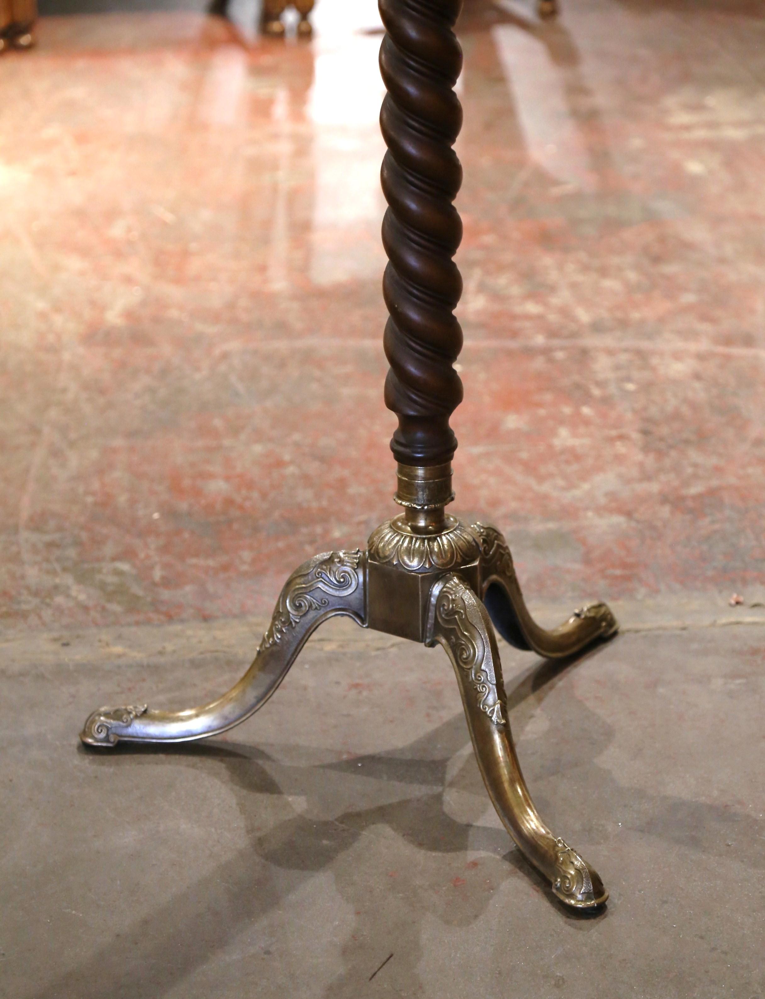 Francese Albero da salotto in piedi in legno di noce e ottone dorato dei primi del Novecento. in vendita