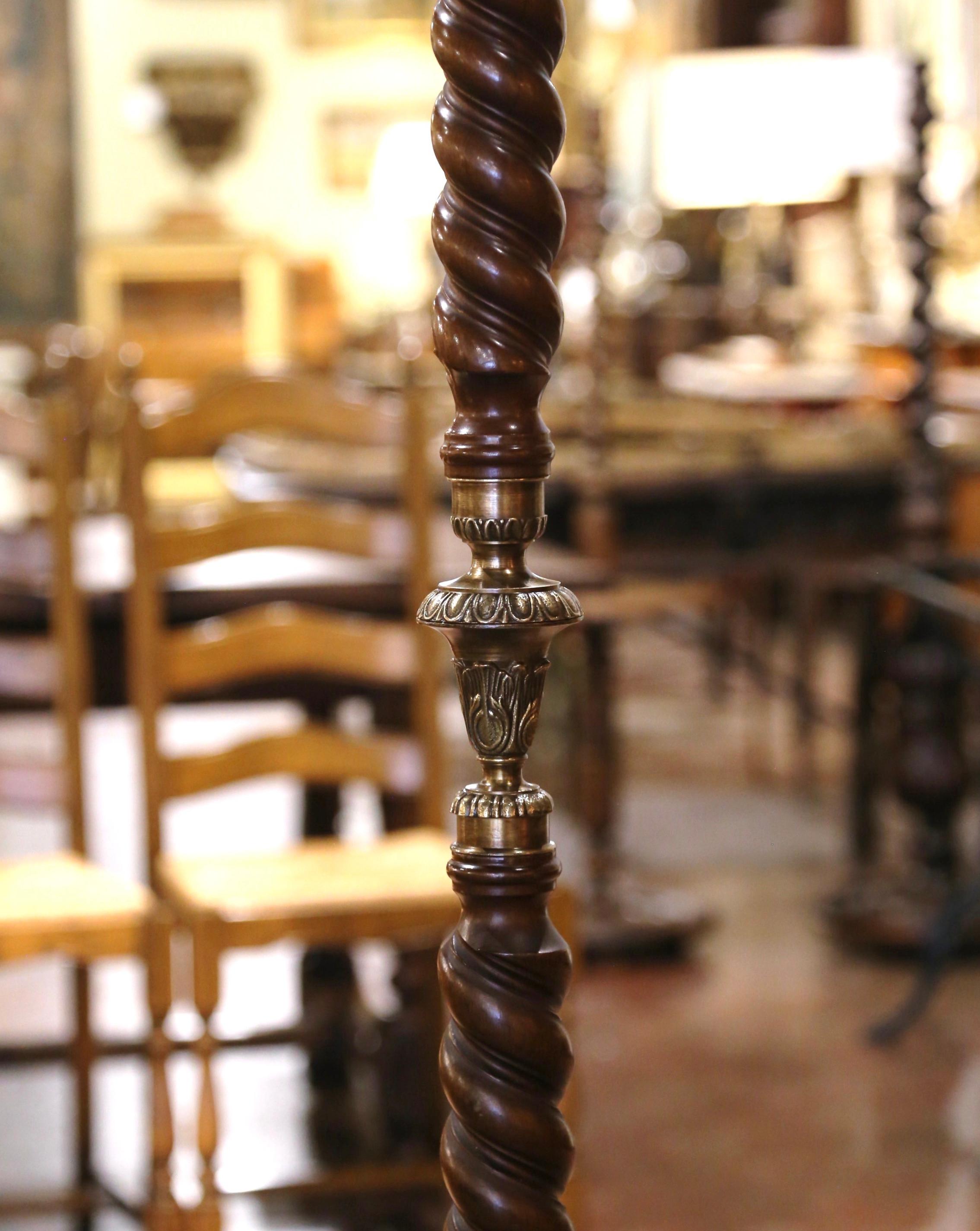 Albero da salotto in piedi in legno di noce e ottone dorato dei primi del Novecento. In condizioni ottime in vendita a Dallas, TX