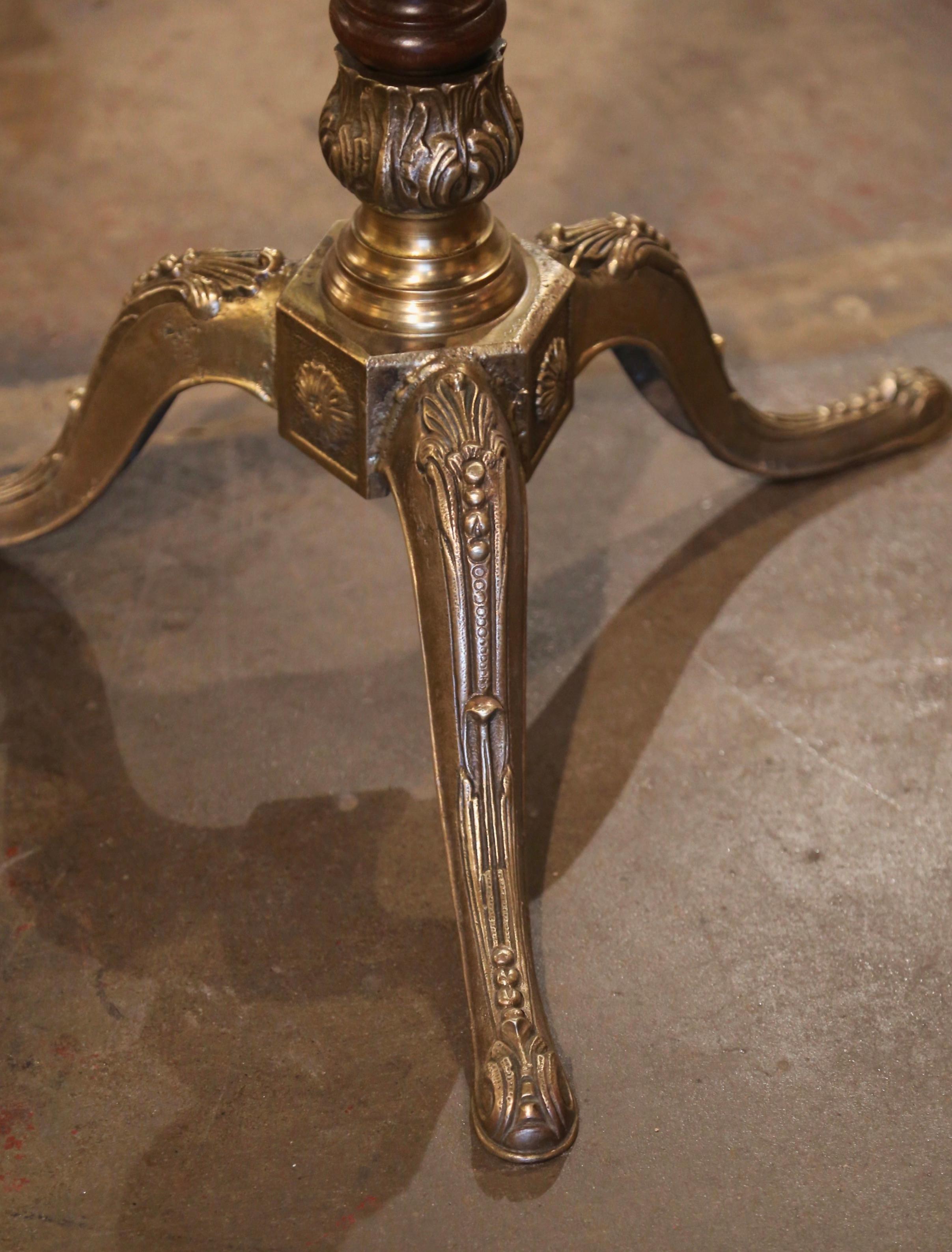 Árbol de salón de pie de nogal francés de principios del siglo XX y latón dorado Latón en venta
