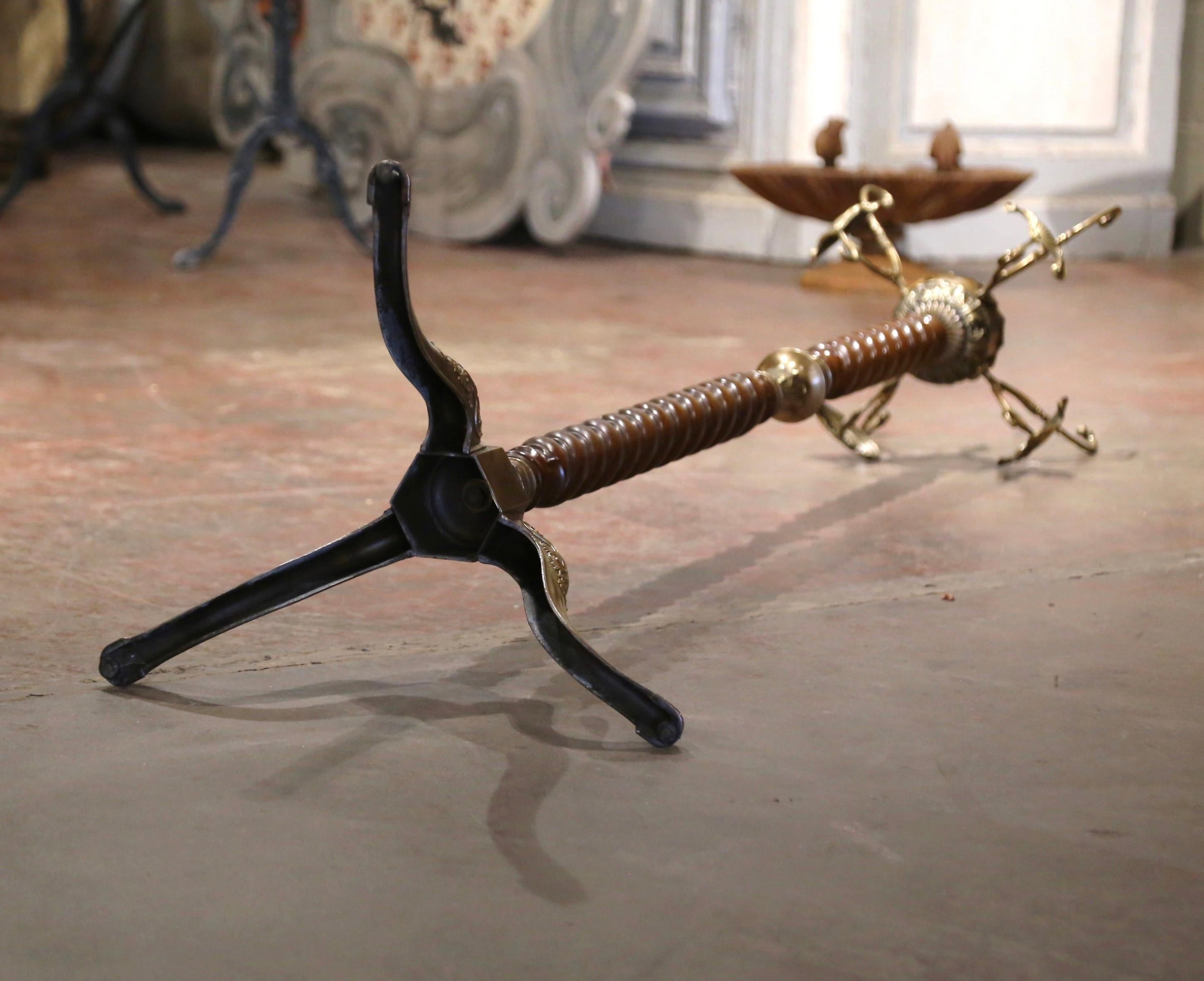 Ottone Albero da salotto in piedi in legno di noce e ottone dorato dei primi del Novecento. in vendita