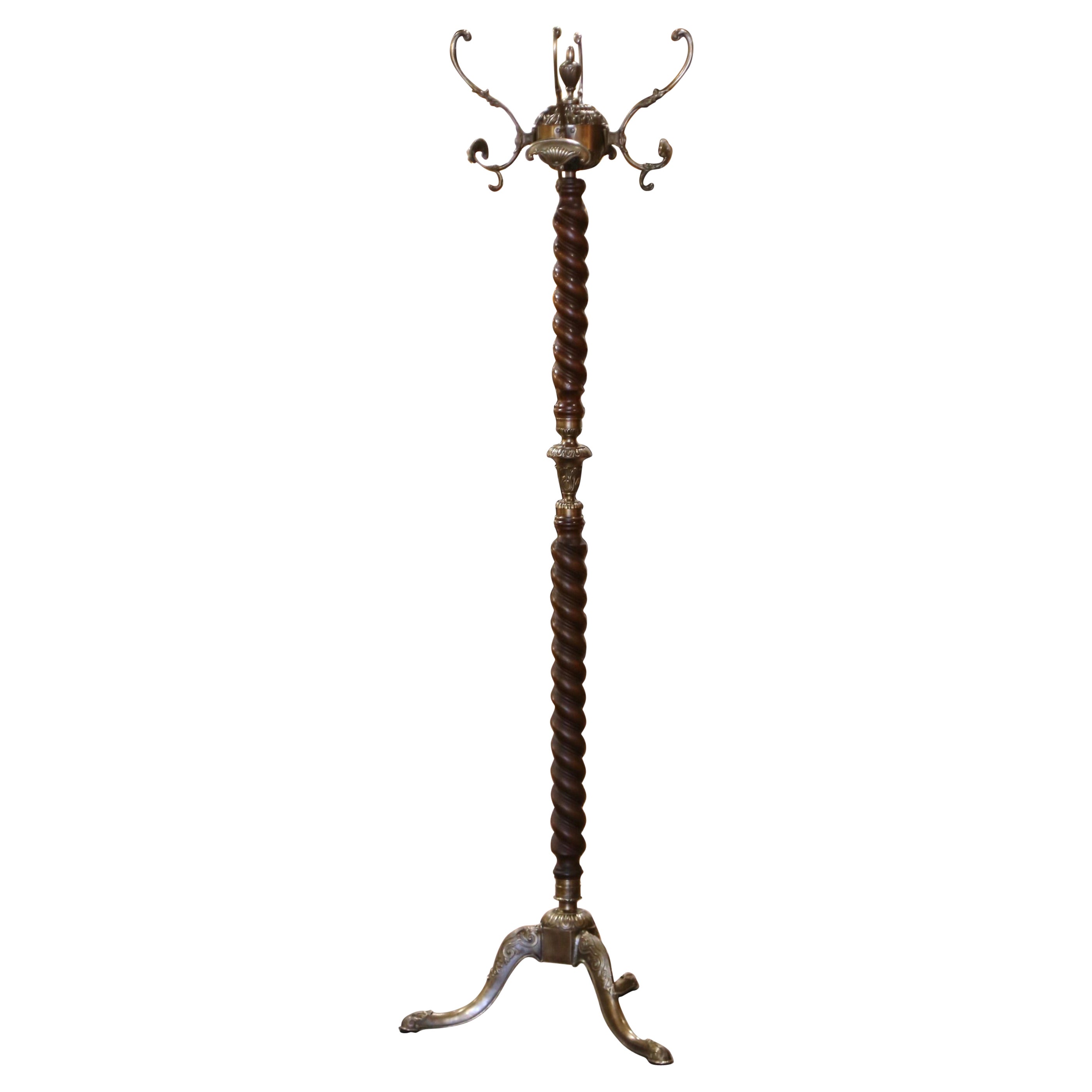 Albero da salotto in piedi in legno di noce e ottone dorato dei primi del Novecento.