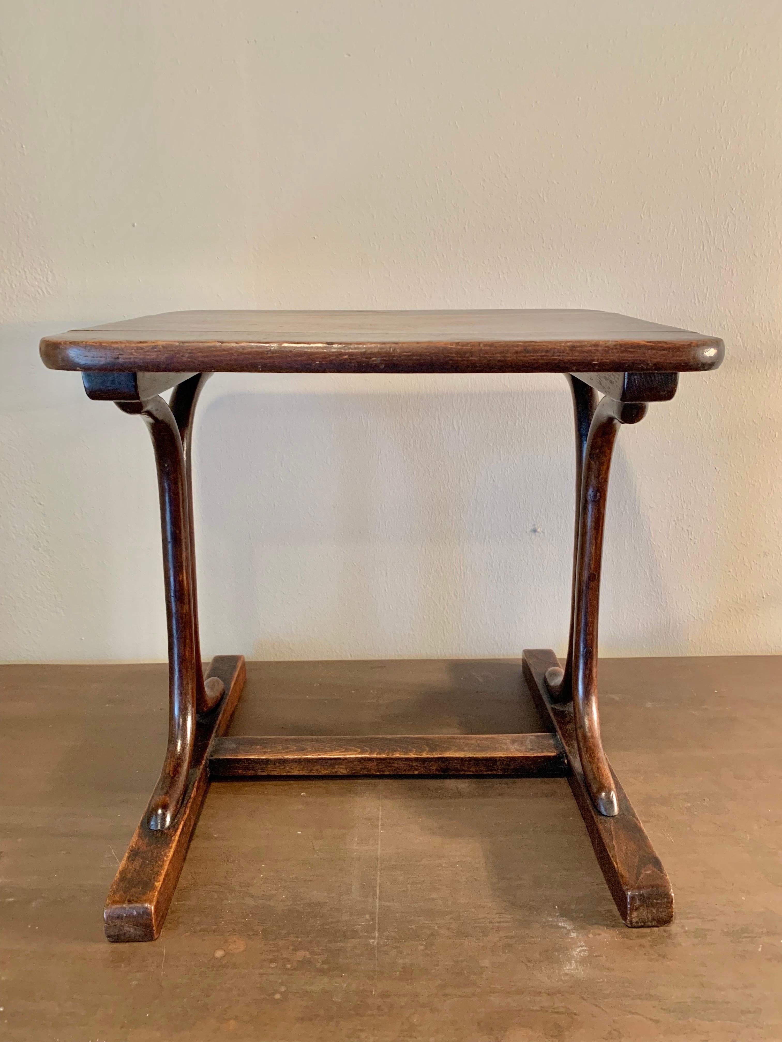 Early 20th Century French Walnut Bentwood Trestle Side Table In Good Condition For Sale In Burton, TX