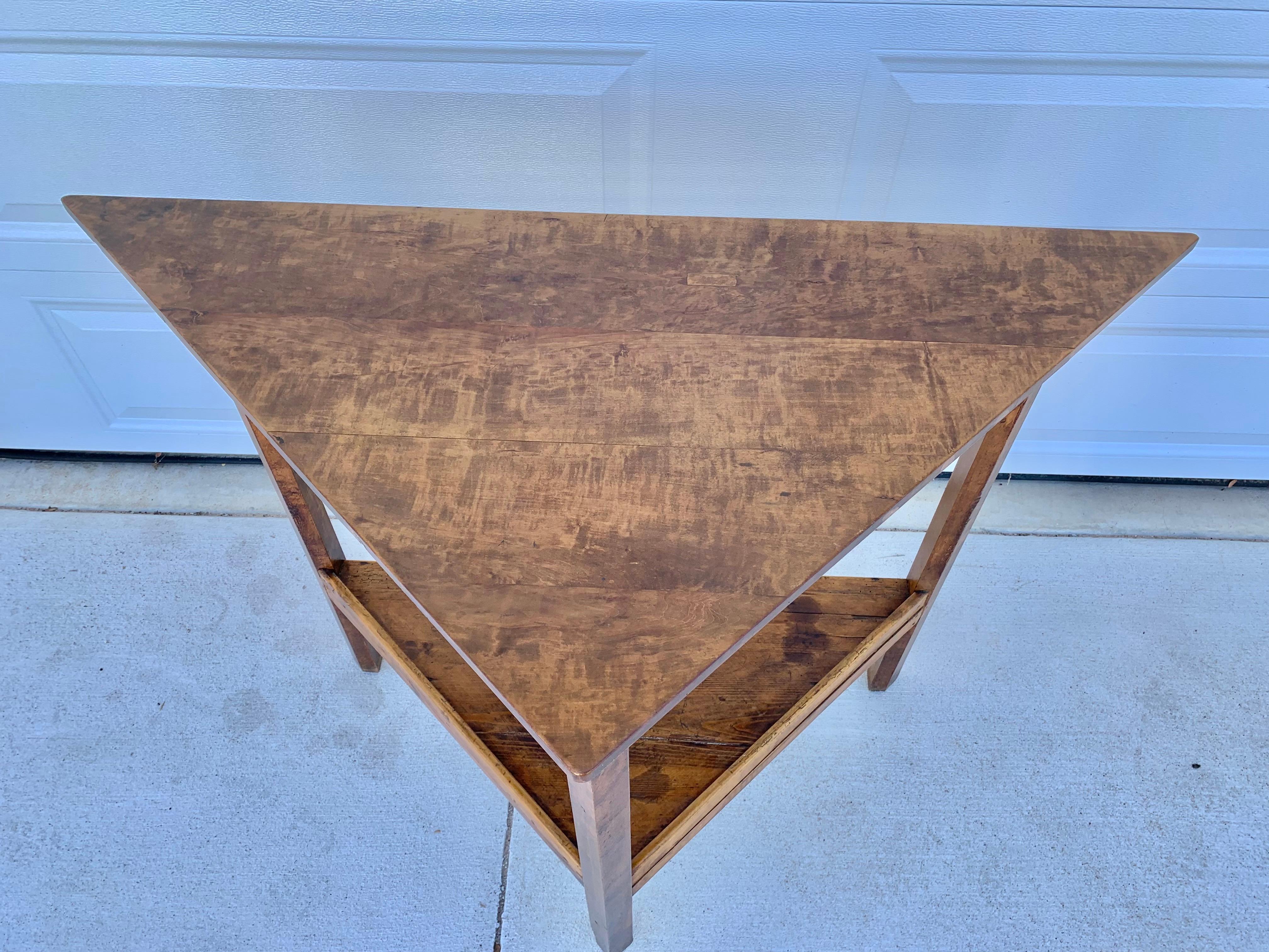 Table d'angle en noyer français du début du 20e siècle Bon état - En vente à Burton, TX