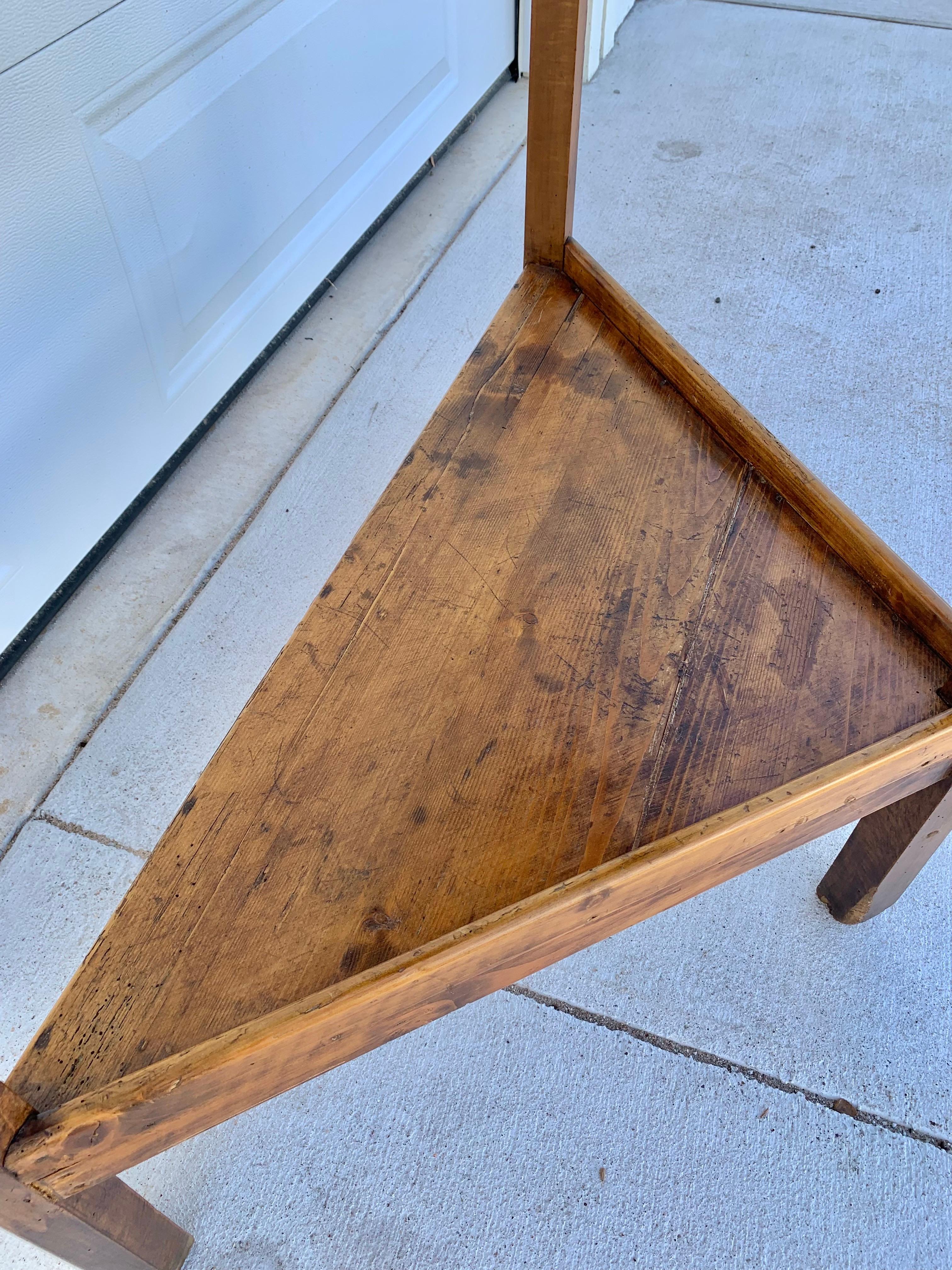 Noyer Table d'angle en noyer français du début du 20e siècle en vente