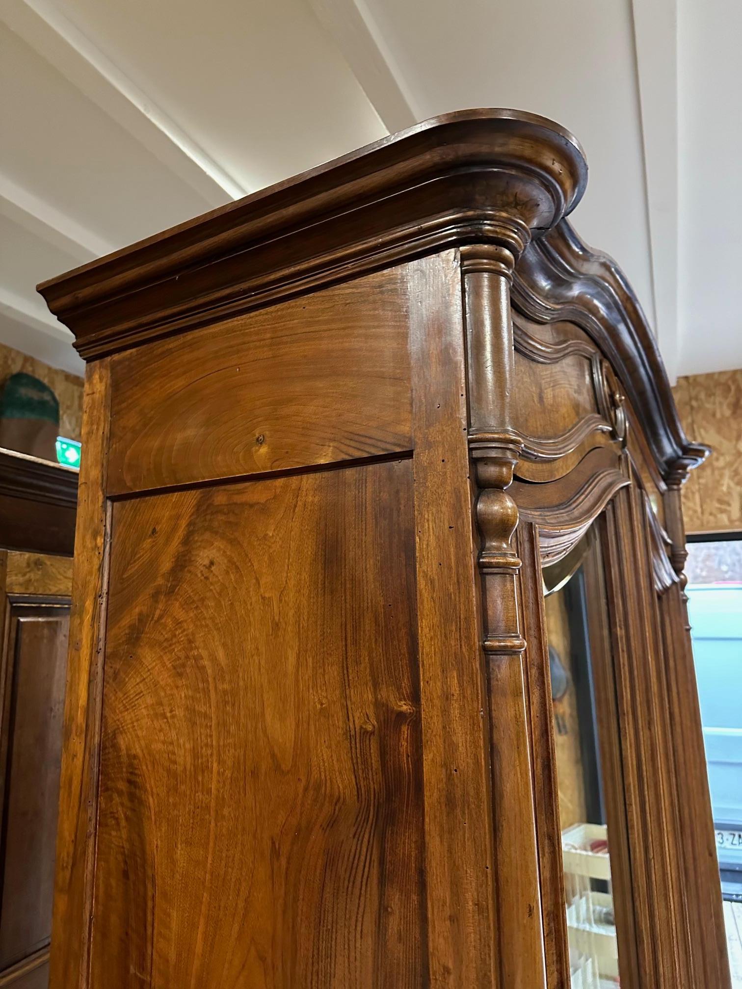 Armoire en noyer avec miroir, début du 20e siècle, 1900 en vente 1