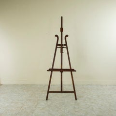 Cavalletto da terra in noce francese dei primi del Novecento con vassoio regolabile