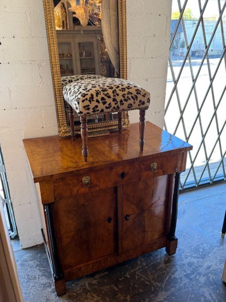 Decorativo taburete francés de nogal de principios del siglo XX de patas torneadas con tela de leopardo Scalamandre vintage. Alrededor de 1900.
15w x 15d x 16h