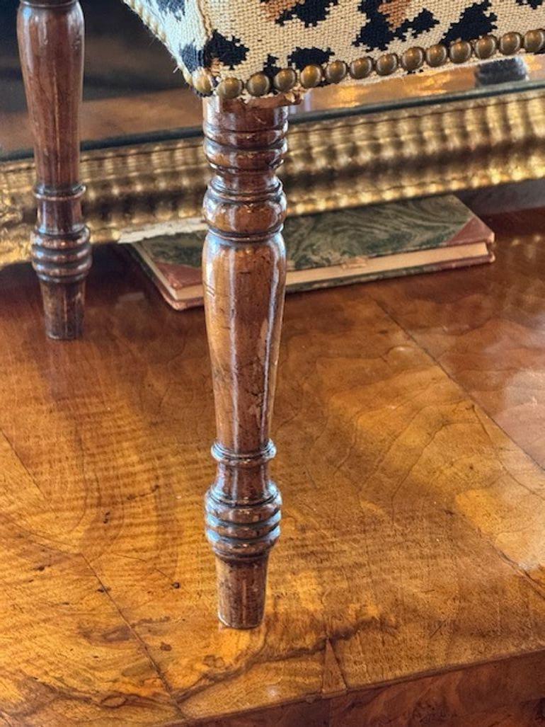 Reposapiés francés de nogal de principios del siglo XX Francés en venta