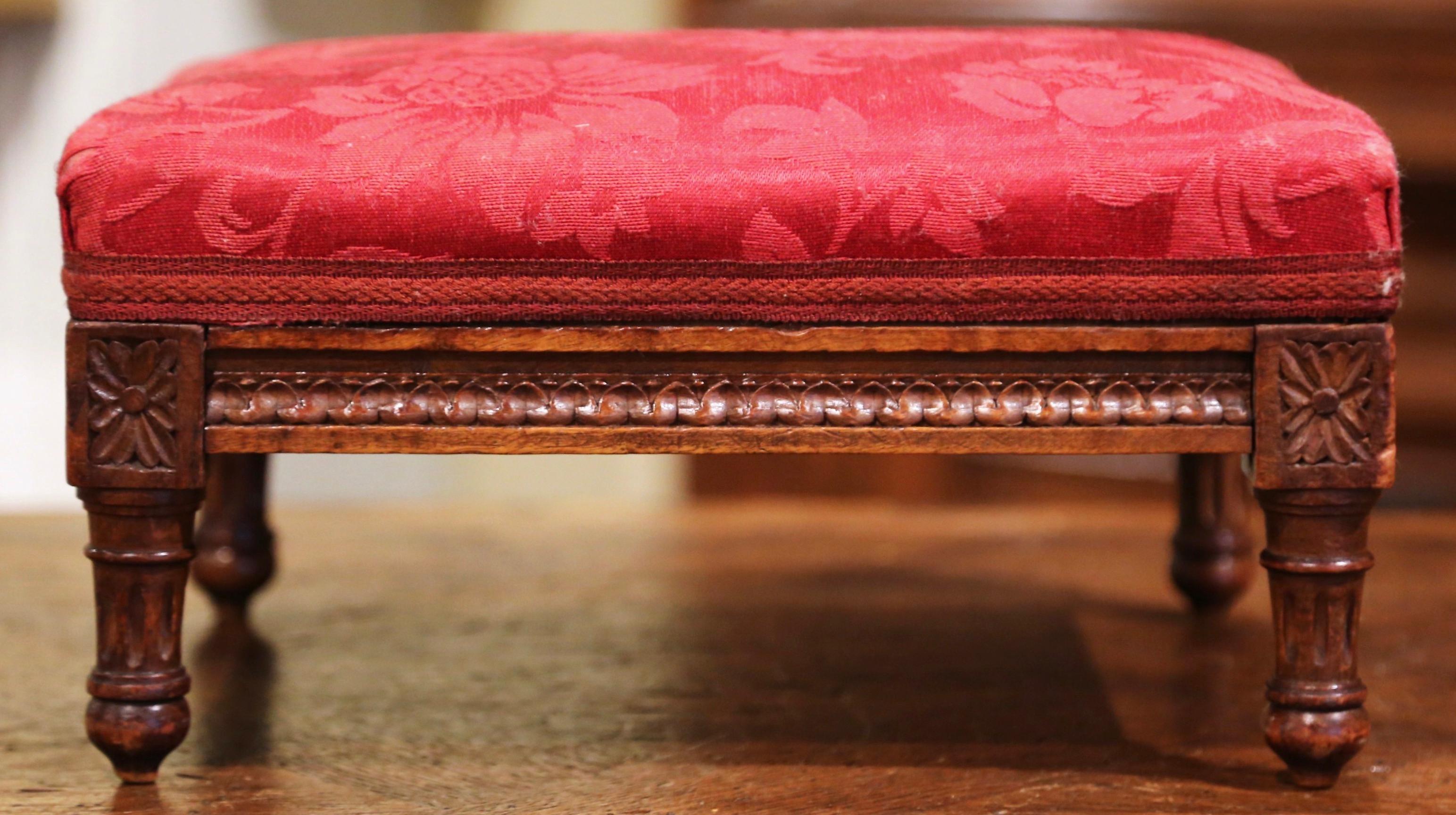Early 20th Century French Walnut Footstool with Floral Silk Fabric In Excellent Condition In Dallas, TX