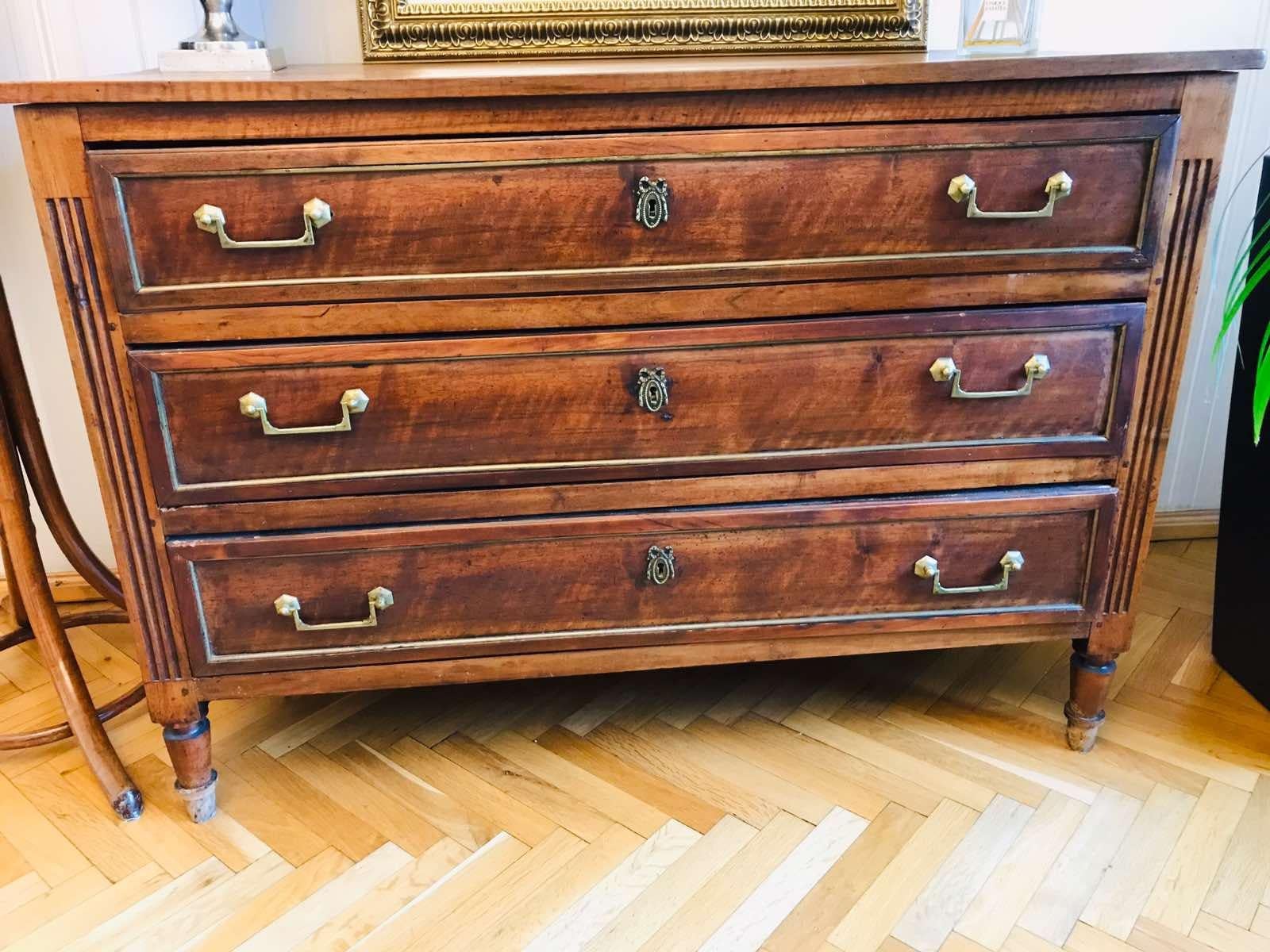 Hand-Carved Early 20th Century French Walnut Hand Carved Three-Drawer Commode For Sale