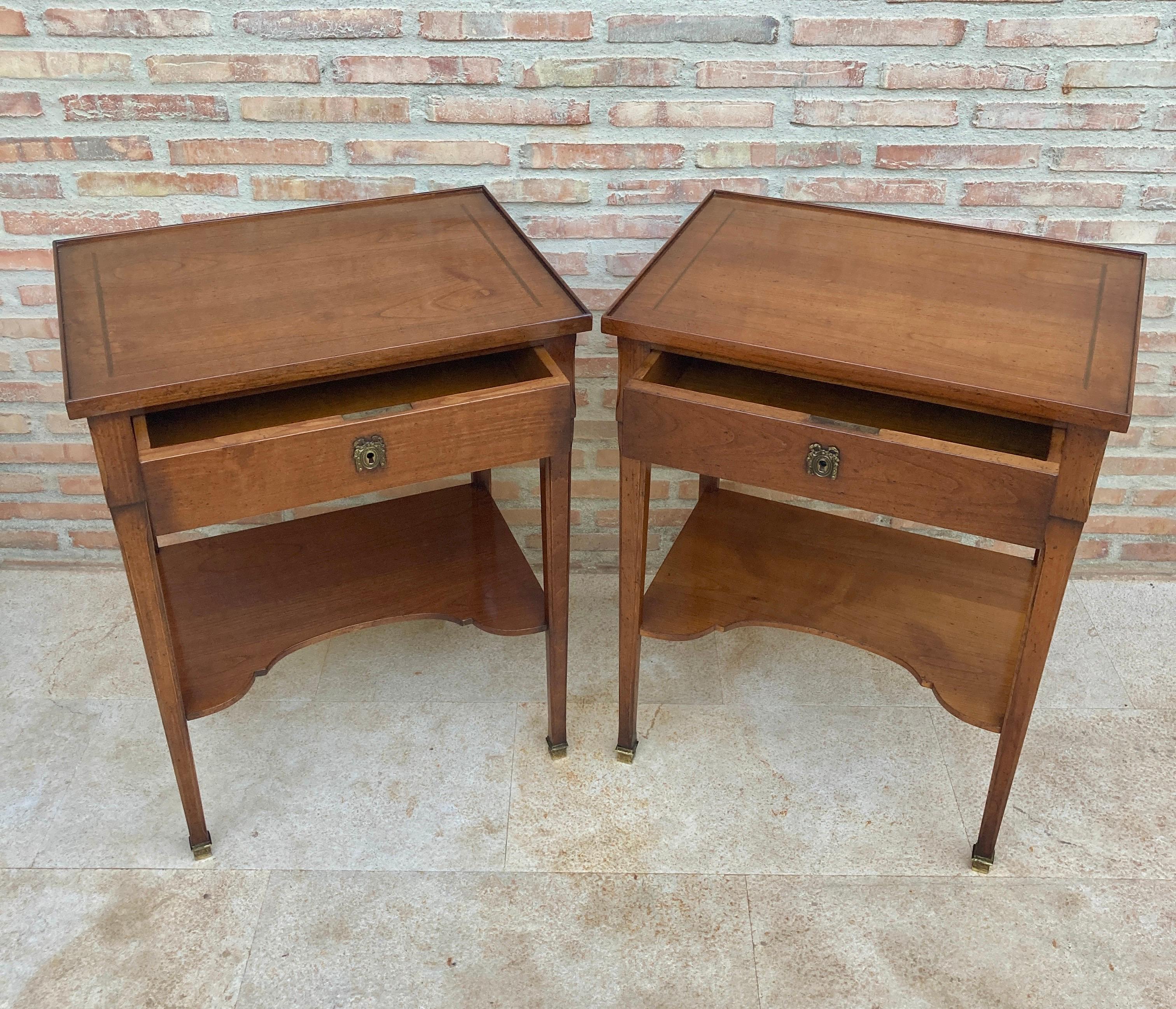 Early 20th Century French Walnut Nightstands or Side Tables, Set of 2 8