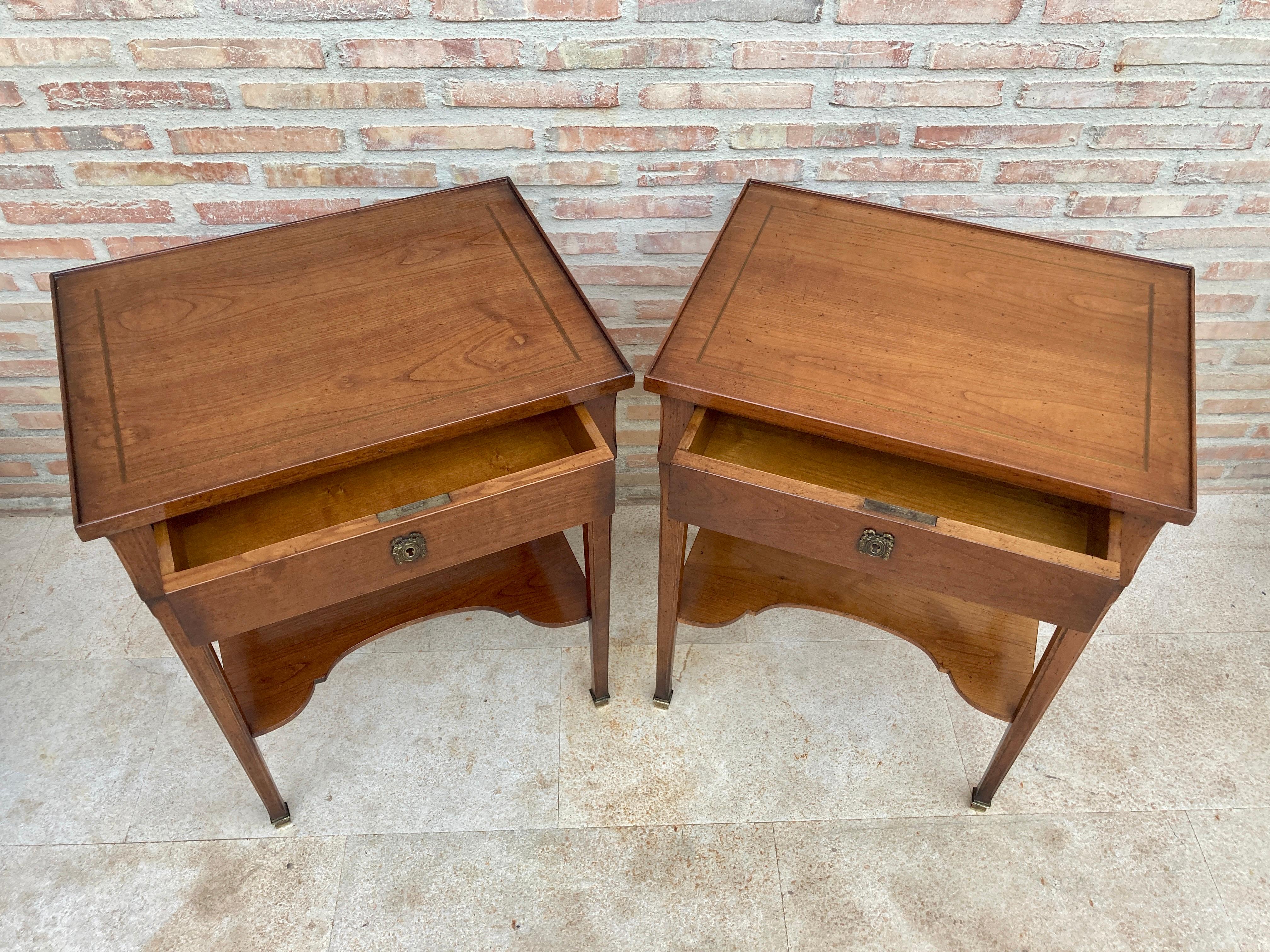 Early 20th Century French Walnut Nightstands or Side Tables, Set of 2 9