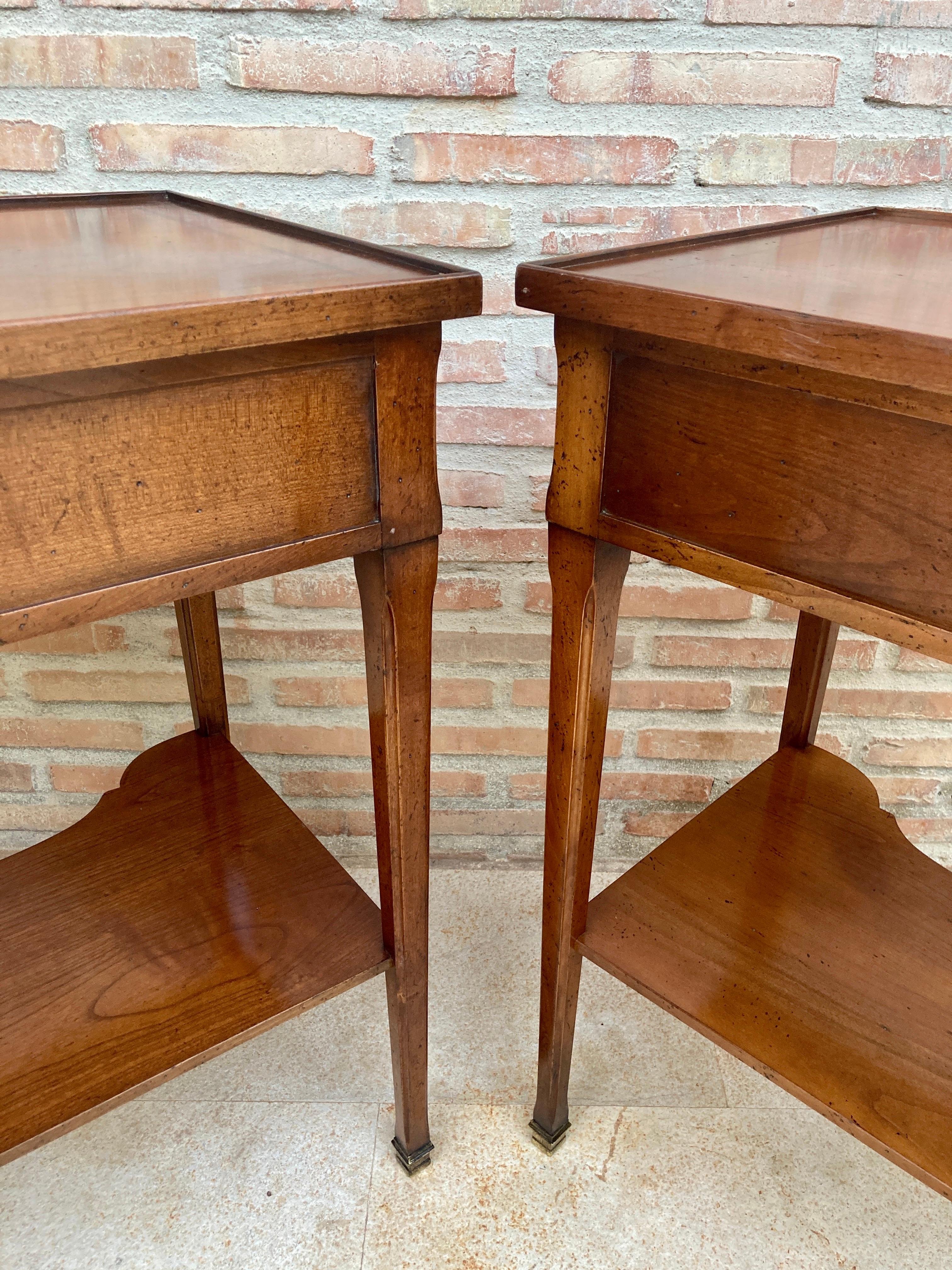 Early 20th Century French Walnut Nightstands or Side Tables, Set of 2 12