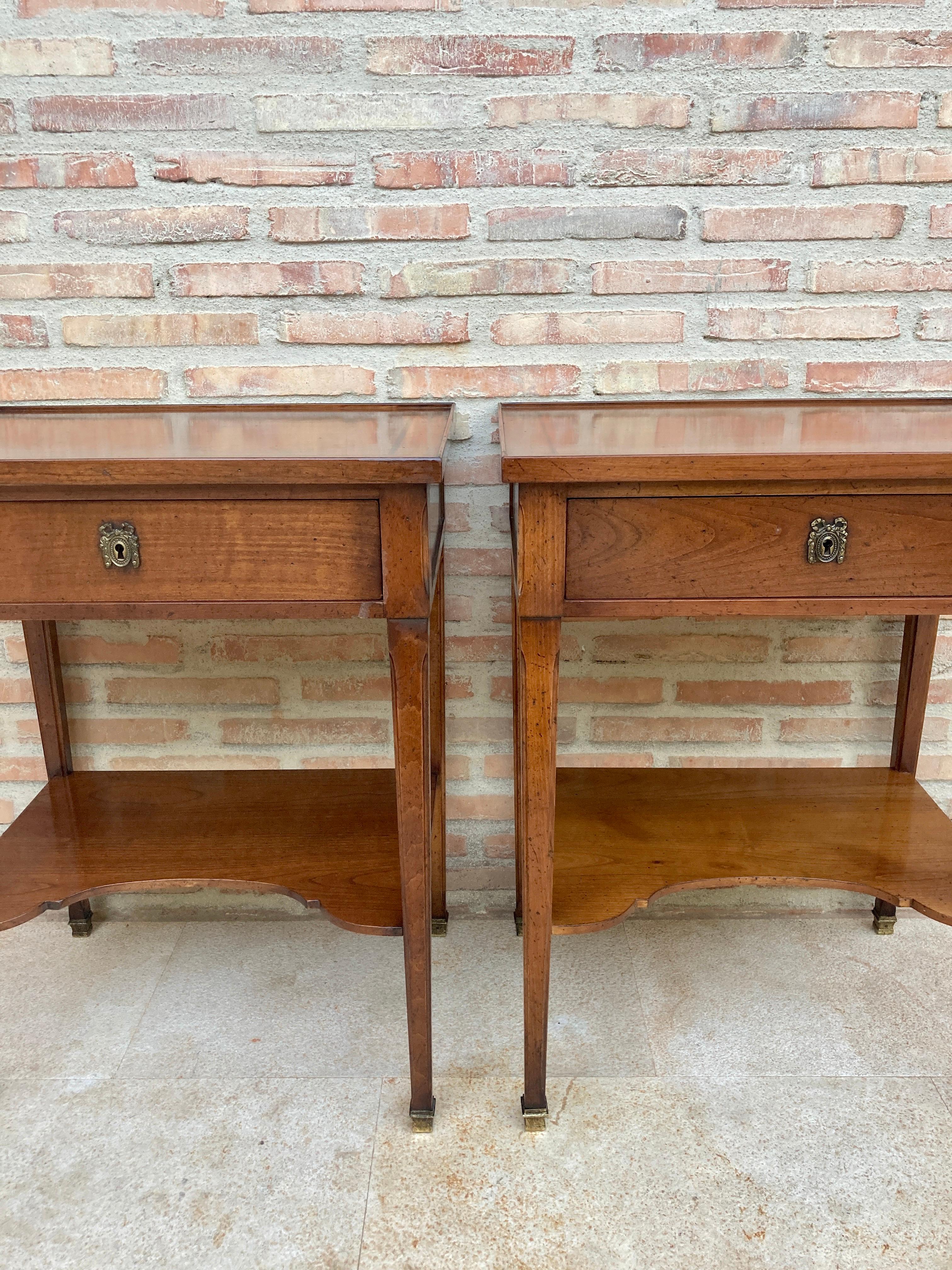 Early 20th Century French Walnut Nightstands or Side Tables, Set of 2 In Good Condition In Miami, FL