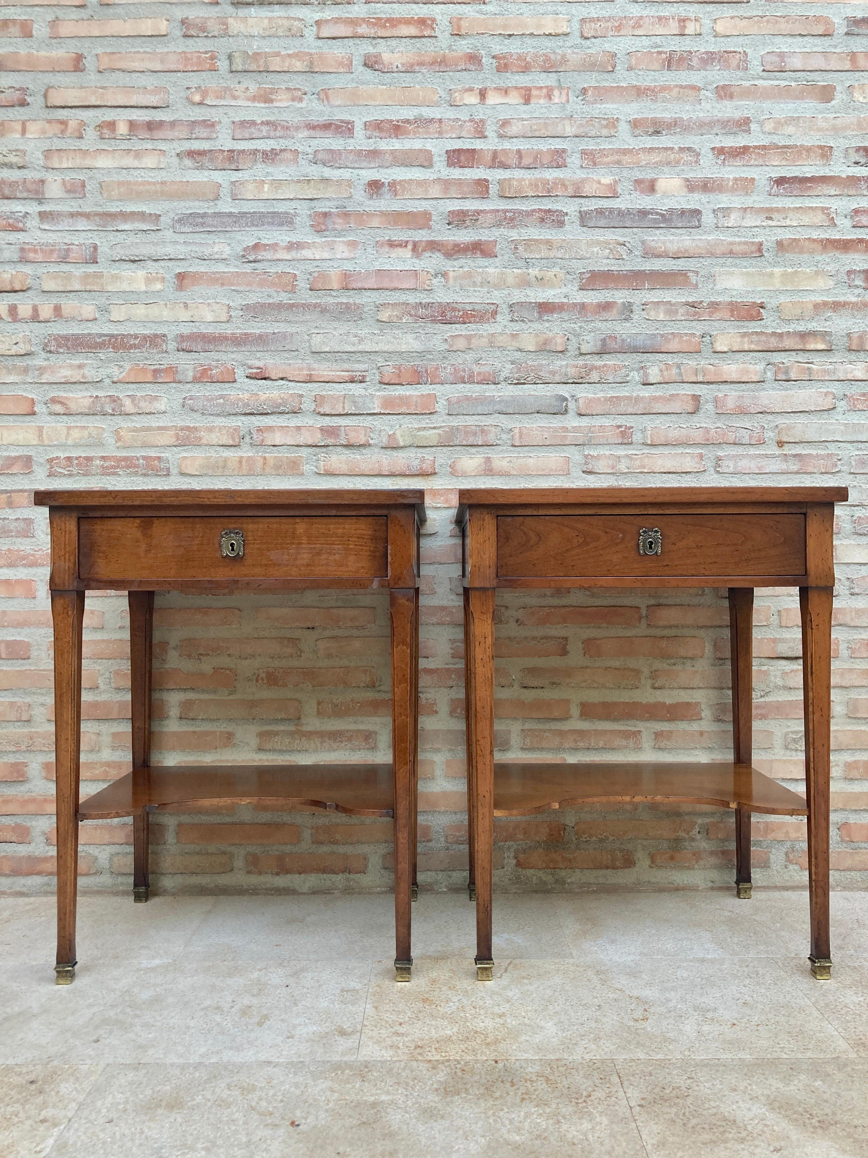 Early 20th Century French Walnut Nightstands or Side Tables, Set of 2 1