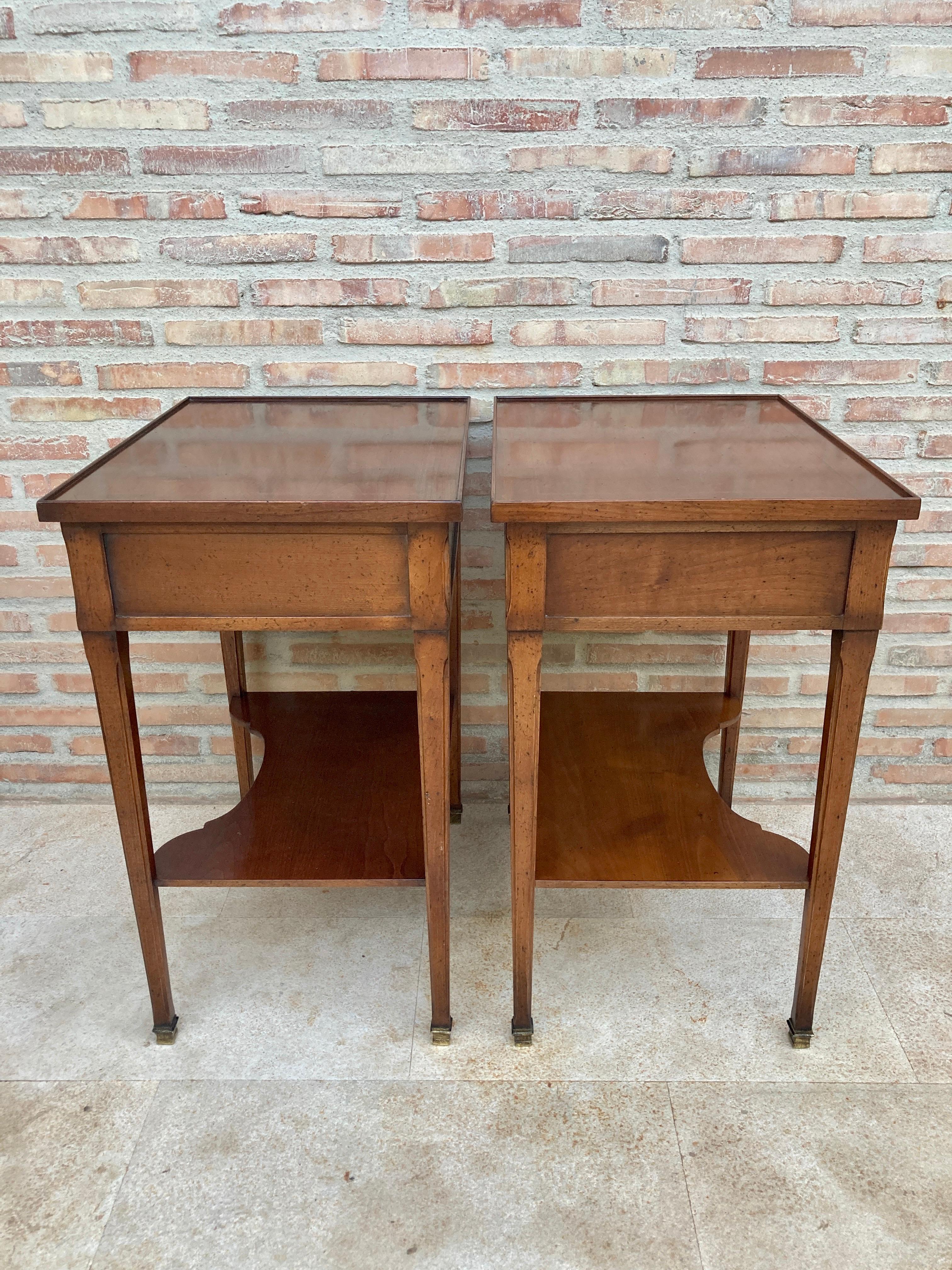 Early 20th Century French Walnut Nightstands or Side Tables, Set of 2 3