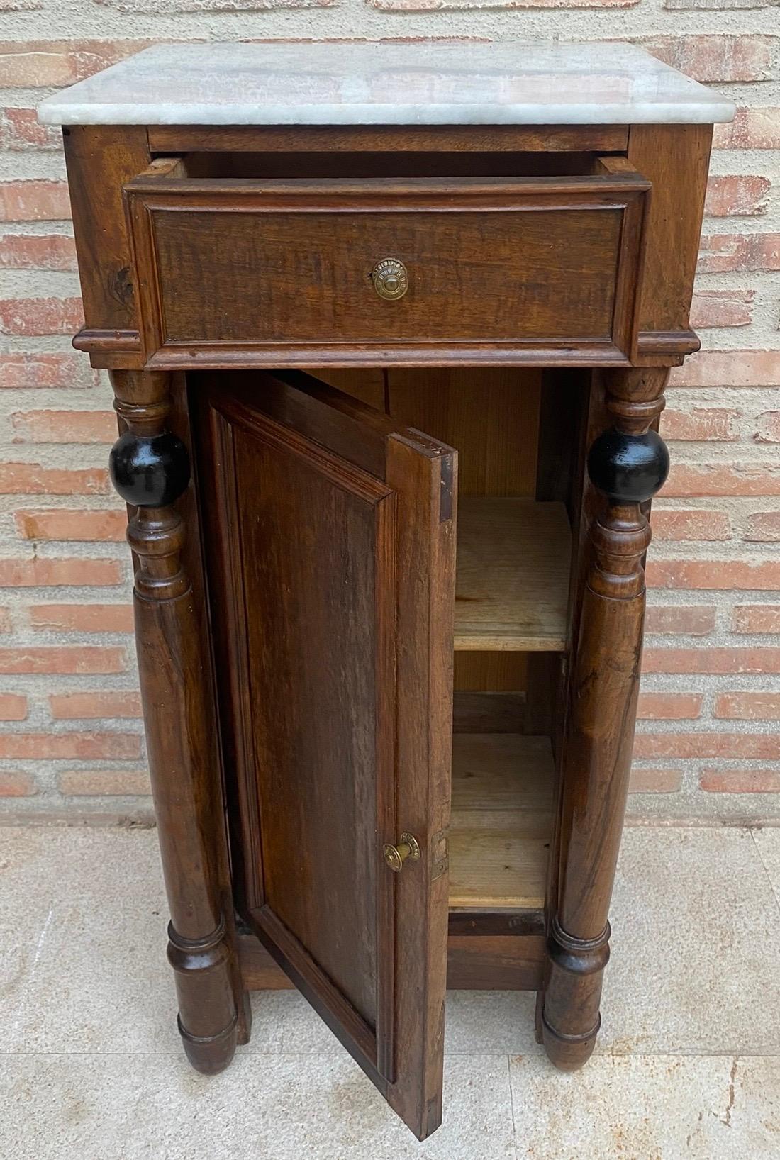 Biedermeier Early 20th Century French Walnut Nightstands with One Drawer and Marble Top For Sale