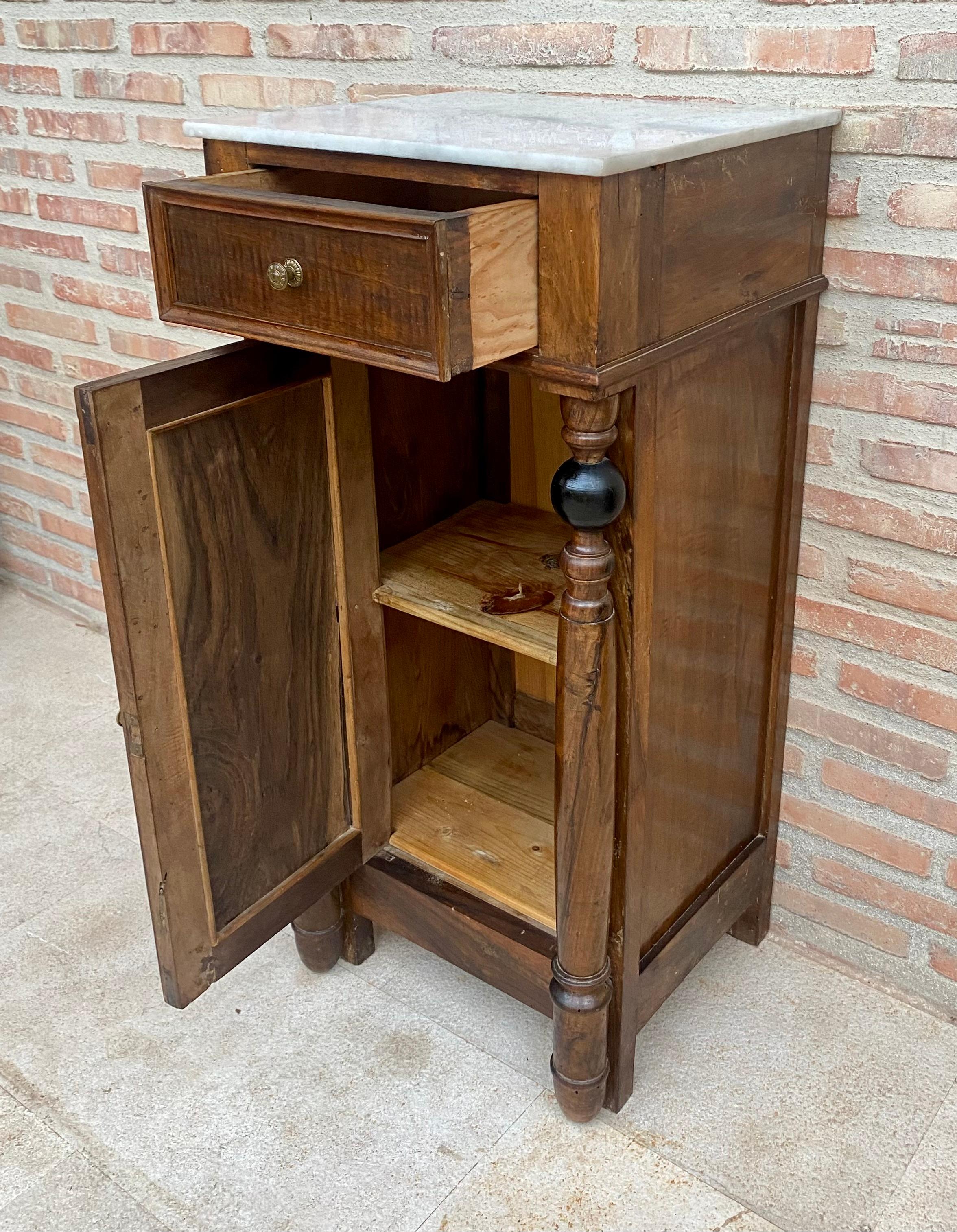Early 20th Century French Walnut Nightstands with One Drawer and Marble Top For Sale 1
