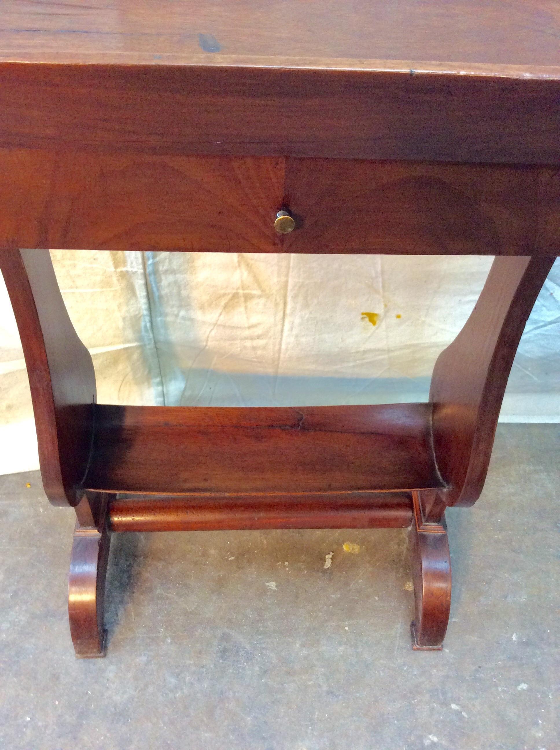 Laiton Table d'appoint à un tiroir en noyer français du début du XXe siècle en vente