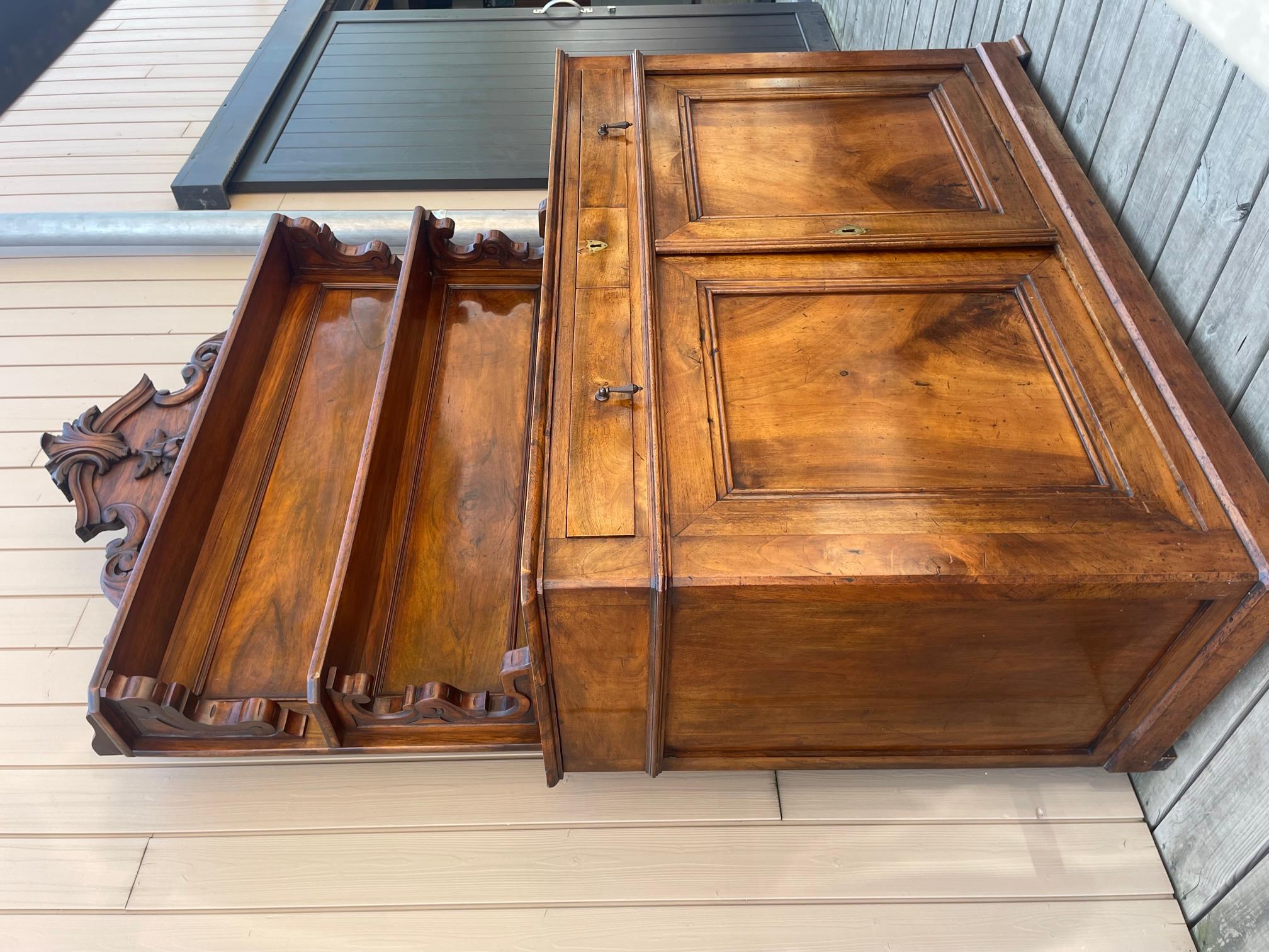 Nice 1900 St Hubert buffet in walnut in good condition.
Removable cornice.
Two drawers with metal handles.
Large hinged doors with shelves inside.
Top height: 142 cm.