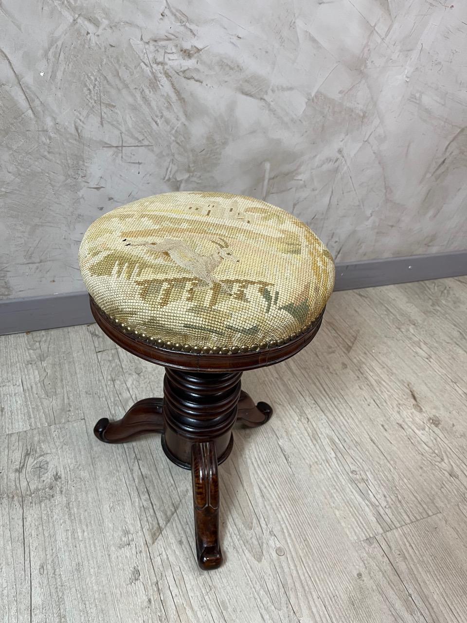 Early 20th century French Walnut Swivel Piano Stool, 1900s In Good Condition For Sale In LEGNY, FR