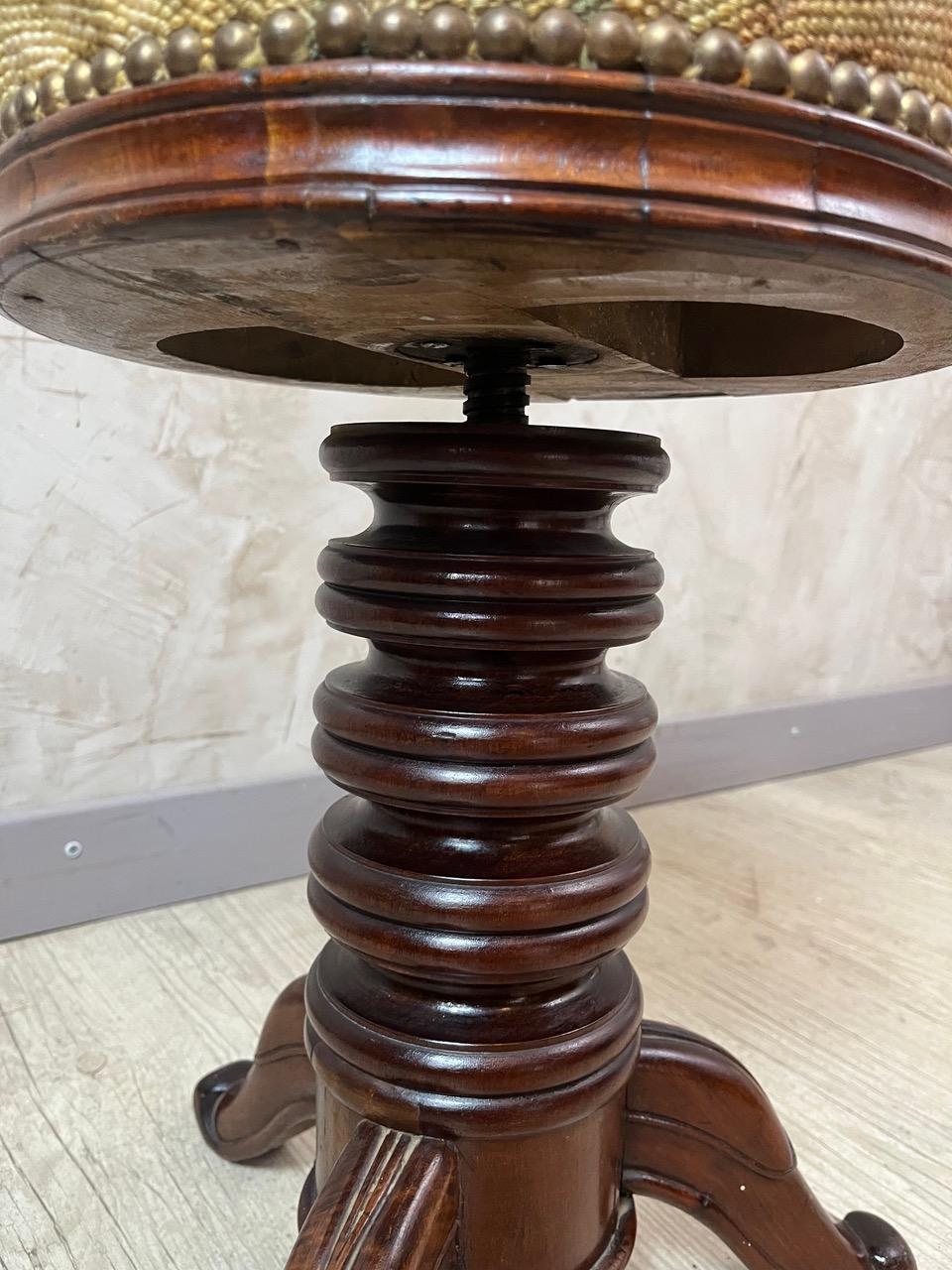 Early 20th Century Early 20th century French Walnut Swivel Piano Stool, 1900s For Sale