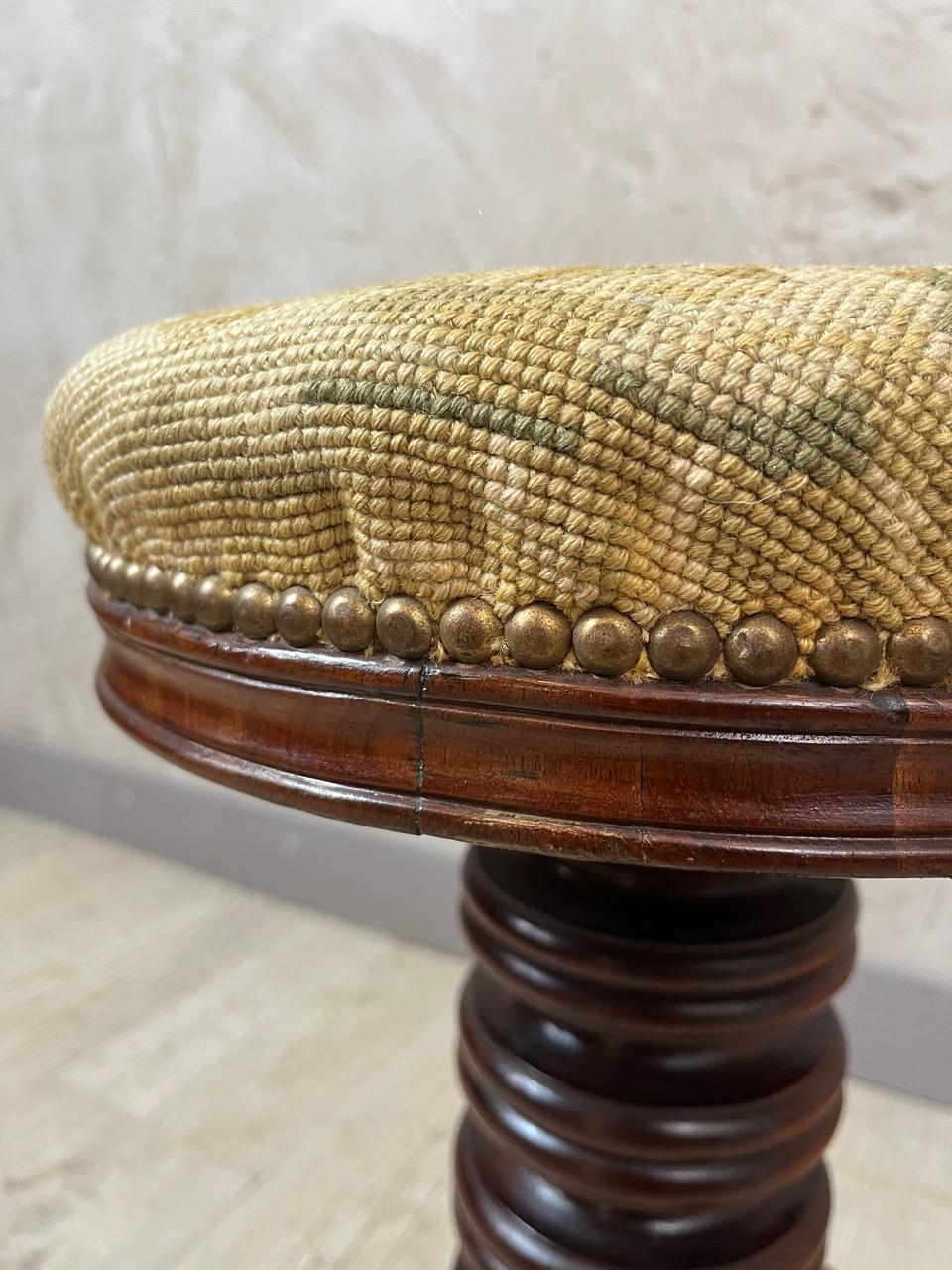 Early 20th century French Walnut Swivel Piano Stool, 1900s For Sale 2