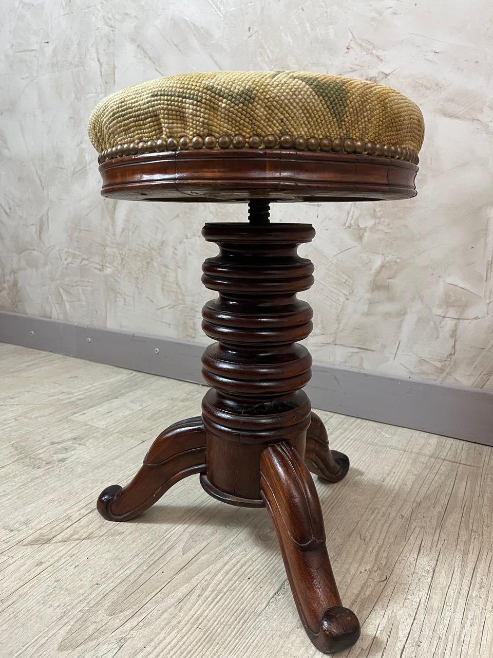 Early 20th century French Walnut Swivel Piano Stool, 1900s For Sale 3