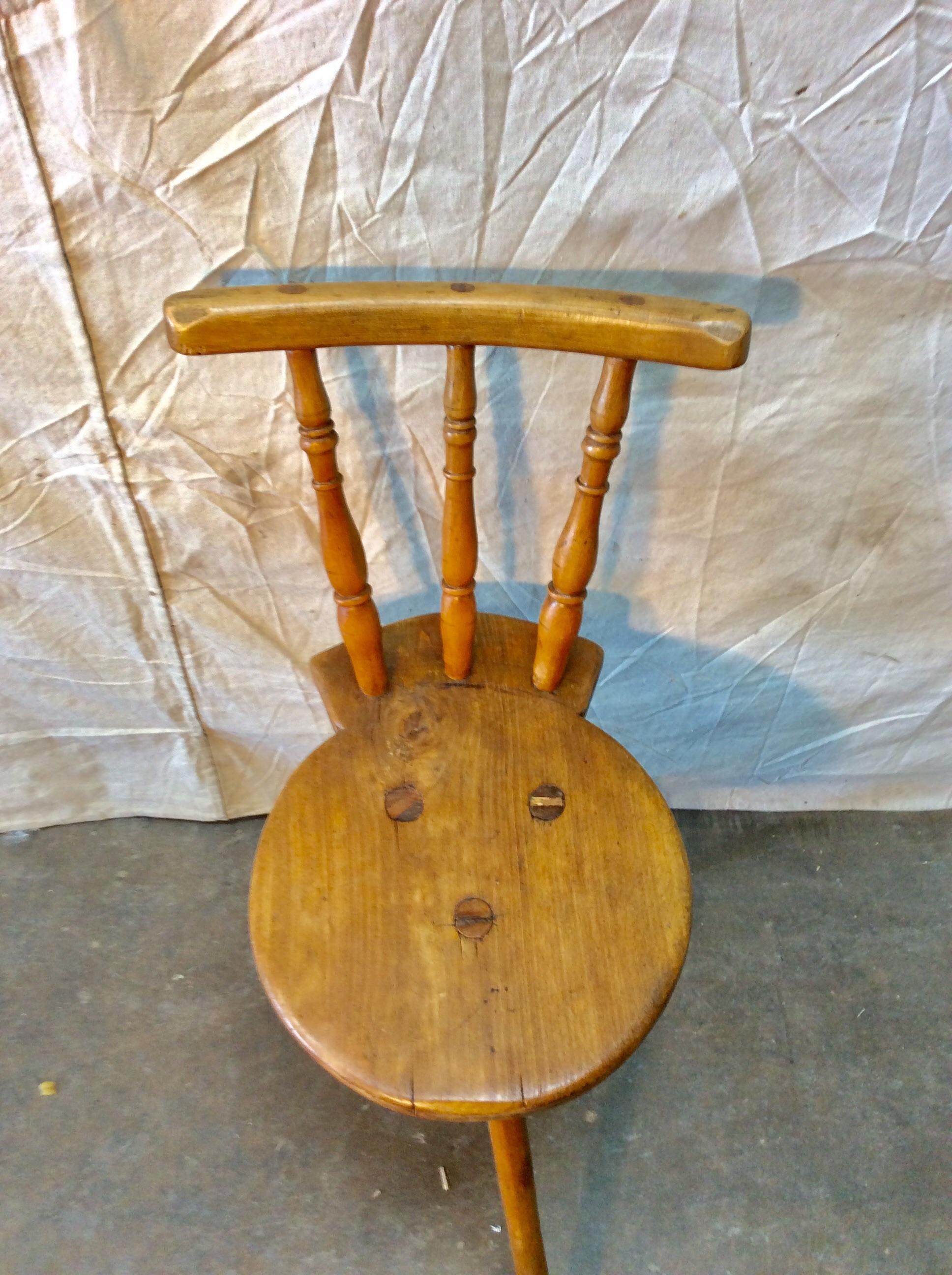 Early 20th Century French Walnut Tripod Accent Chair In Good Condition In Burton, TX