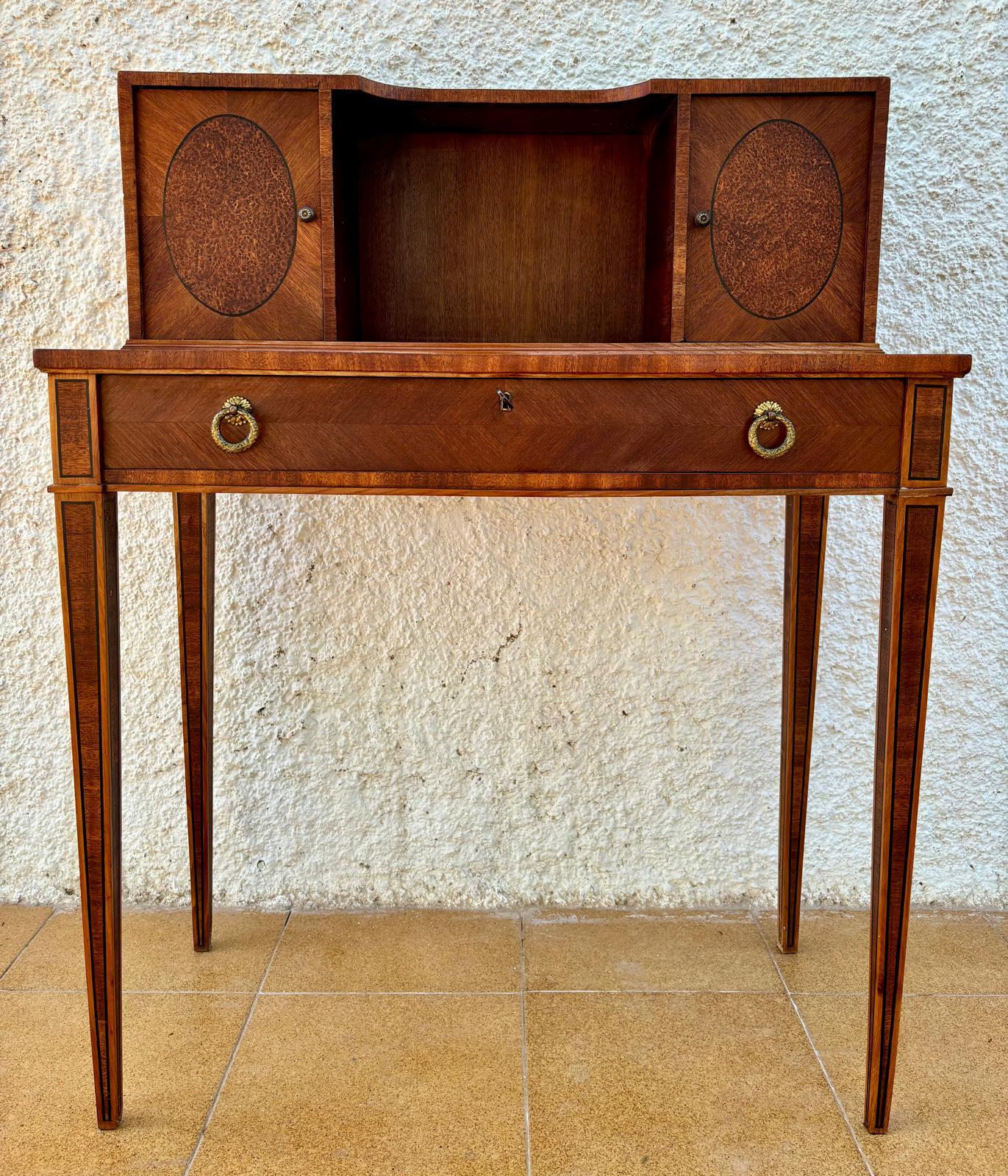 Französischer Frisiertisch aus Nussbaumfurnier und Intarsien mit Holzschubladen und Bronzegriffen, Anfang des 20.
Die florale Intarsienarbeit ist detailliert und ausgewogen.