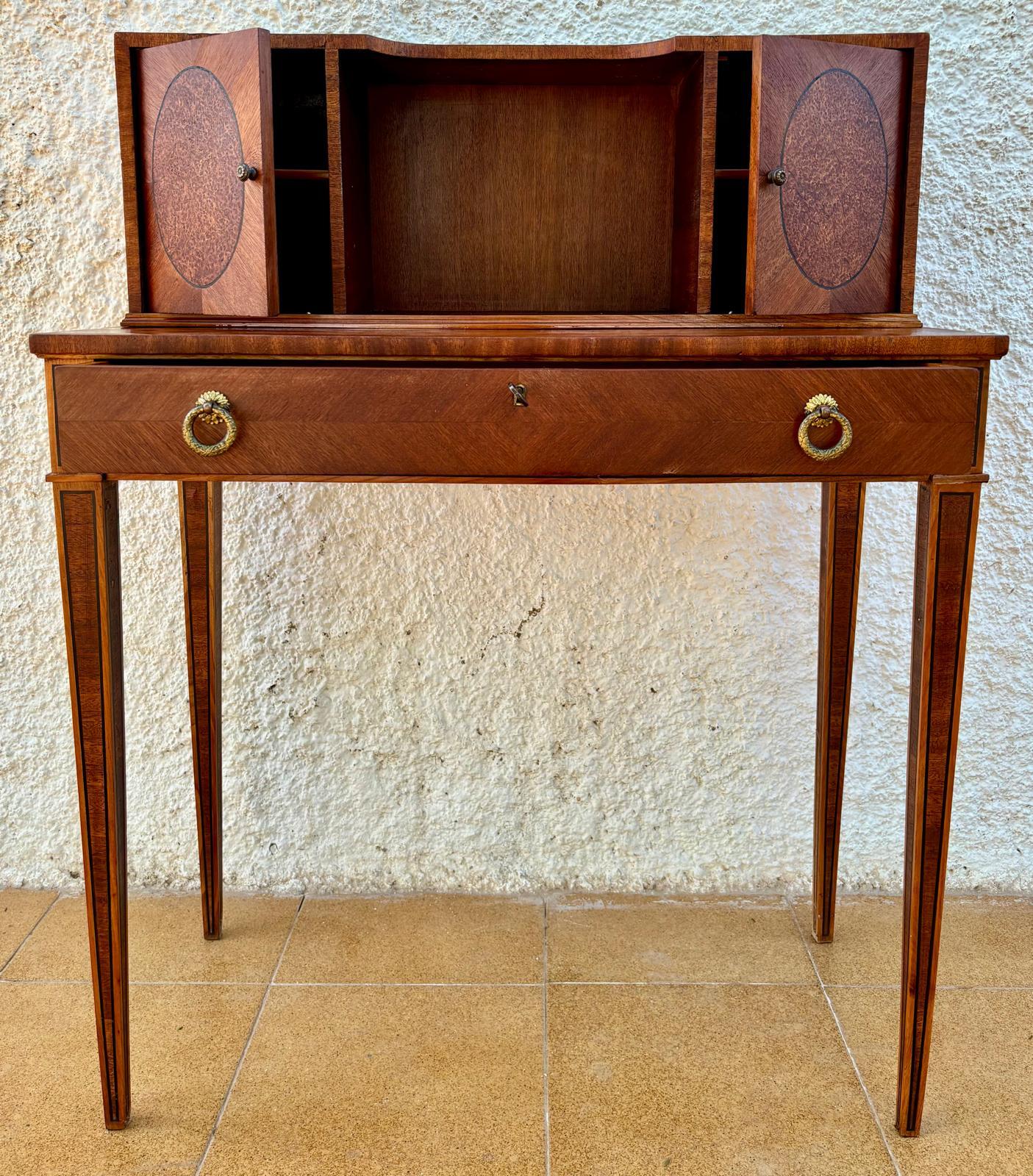 Venner-Schreibtisch aus französischem Nussbaum, Anfang 20. Jahrhundert, 1940er Jahre (Französische Provence) im Angebot