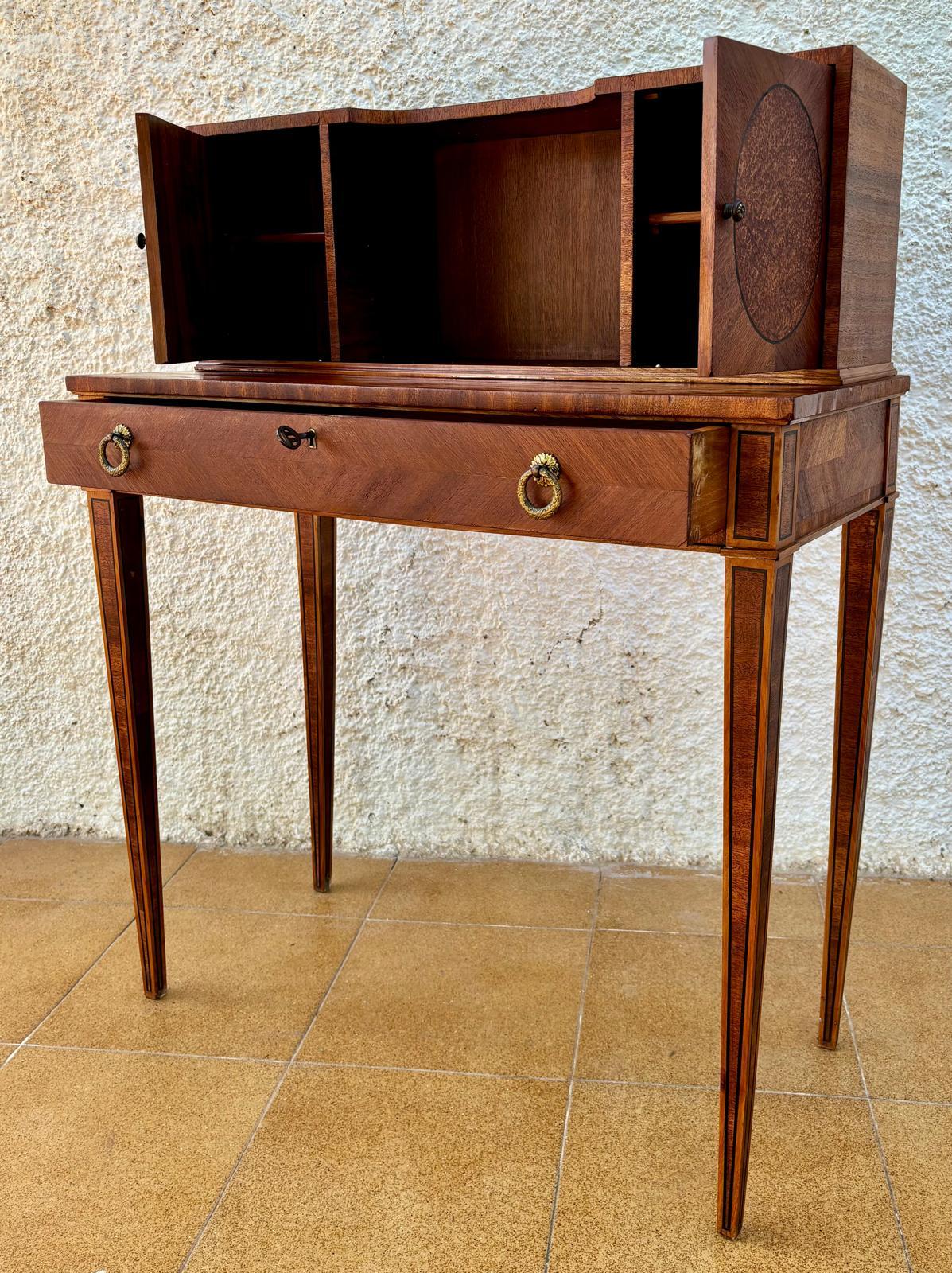 Venner-Schreibtisch aus französischem Nussbaum, Anfang 20. Jahrhundert, 1940er Jahre (Französisch) im Angebot