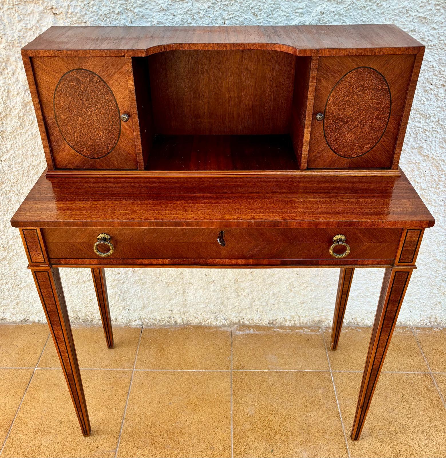 Venner-Schreibtisch aus französischem Nussbaum, Anfang 20. Jahrhundert, 1940er Jahre im Zustand „Gut“ im Angebot in Miami, FL