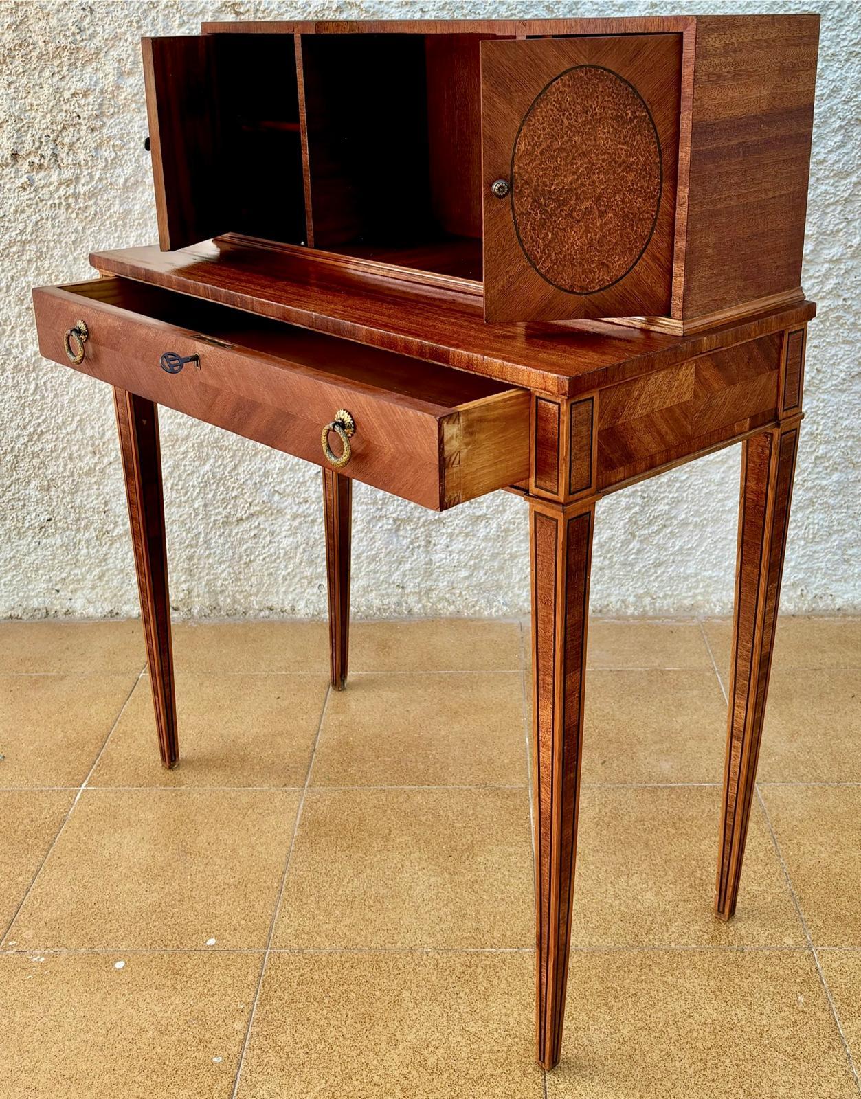 Venner-Schreibtisch aus französischem Nussbaum, Anfang 20. Jahrhundert, 1940er Jahre (Walnuss) im Angebot