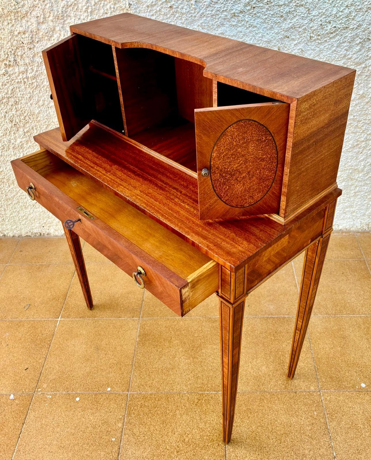 Venner-Schreibtisch aus französischem Nussbaum, Anfang 20. Jahrhundert, 1940er Jahre im Angebot 1