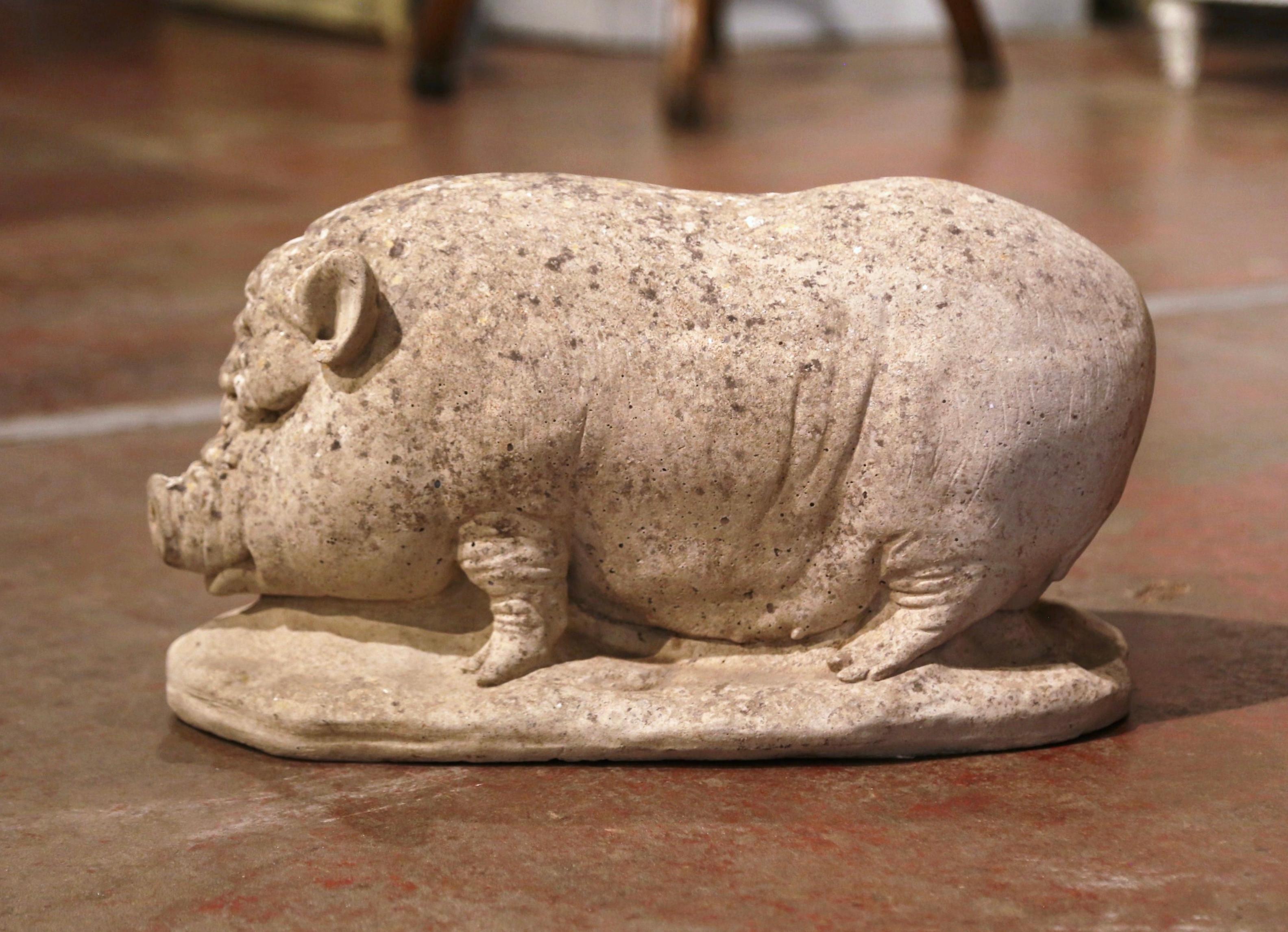 Dekorieren Sie eine Küchentheke oder eine Terrasse mit dieser antiken Schweineskulptur. Die um 1920 in Frankreich aus Beton gefertigte Skulptur zeigt eine fröhliche Sau, die auf einem ovalen Sockel steht. Die schwere Schweinekomposition ist in