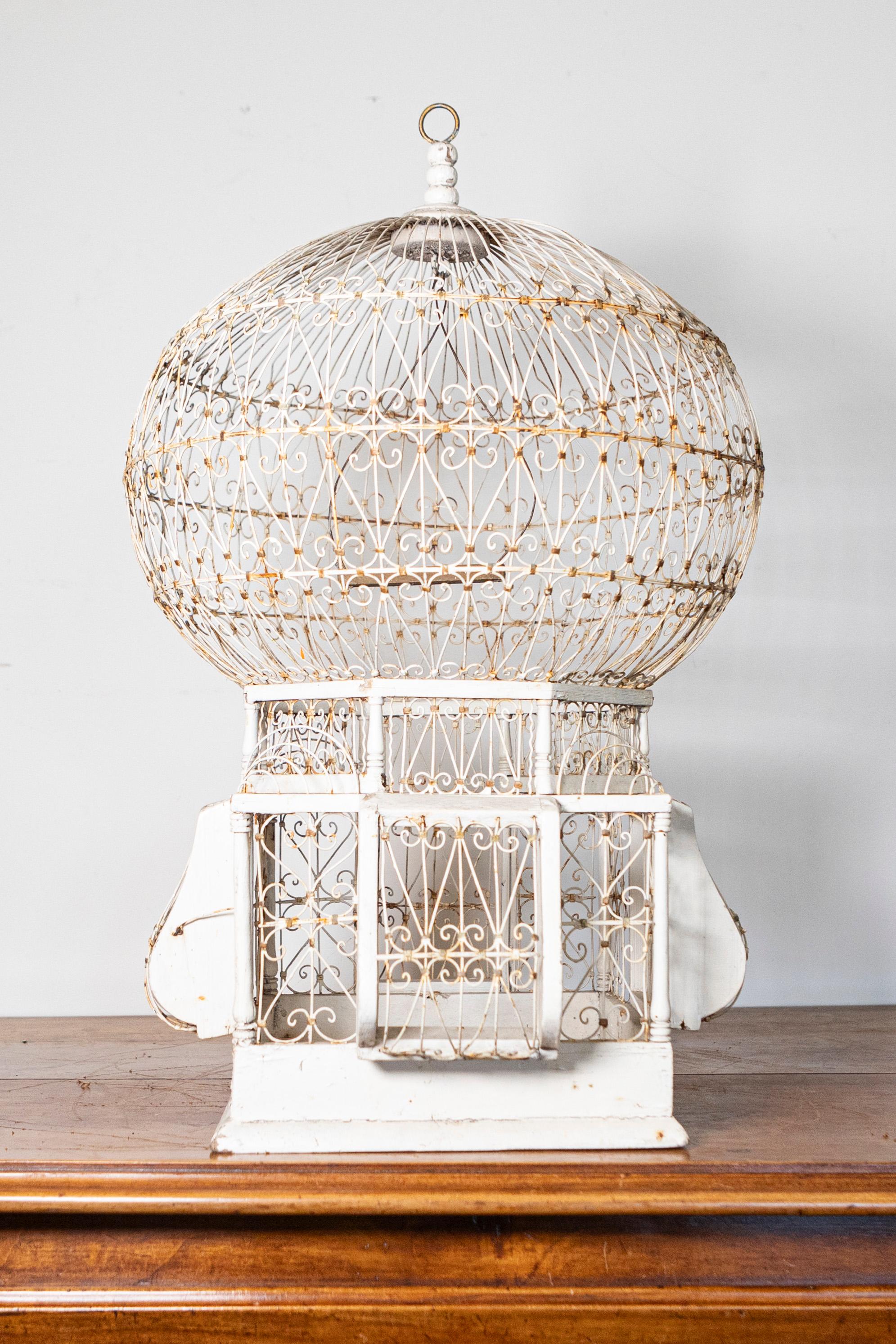 Early 20th-Century French White Wrought Iron Birdcage with Dome Top In Good Condition For Sale In Atlanta, GA