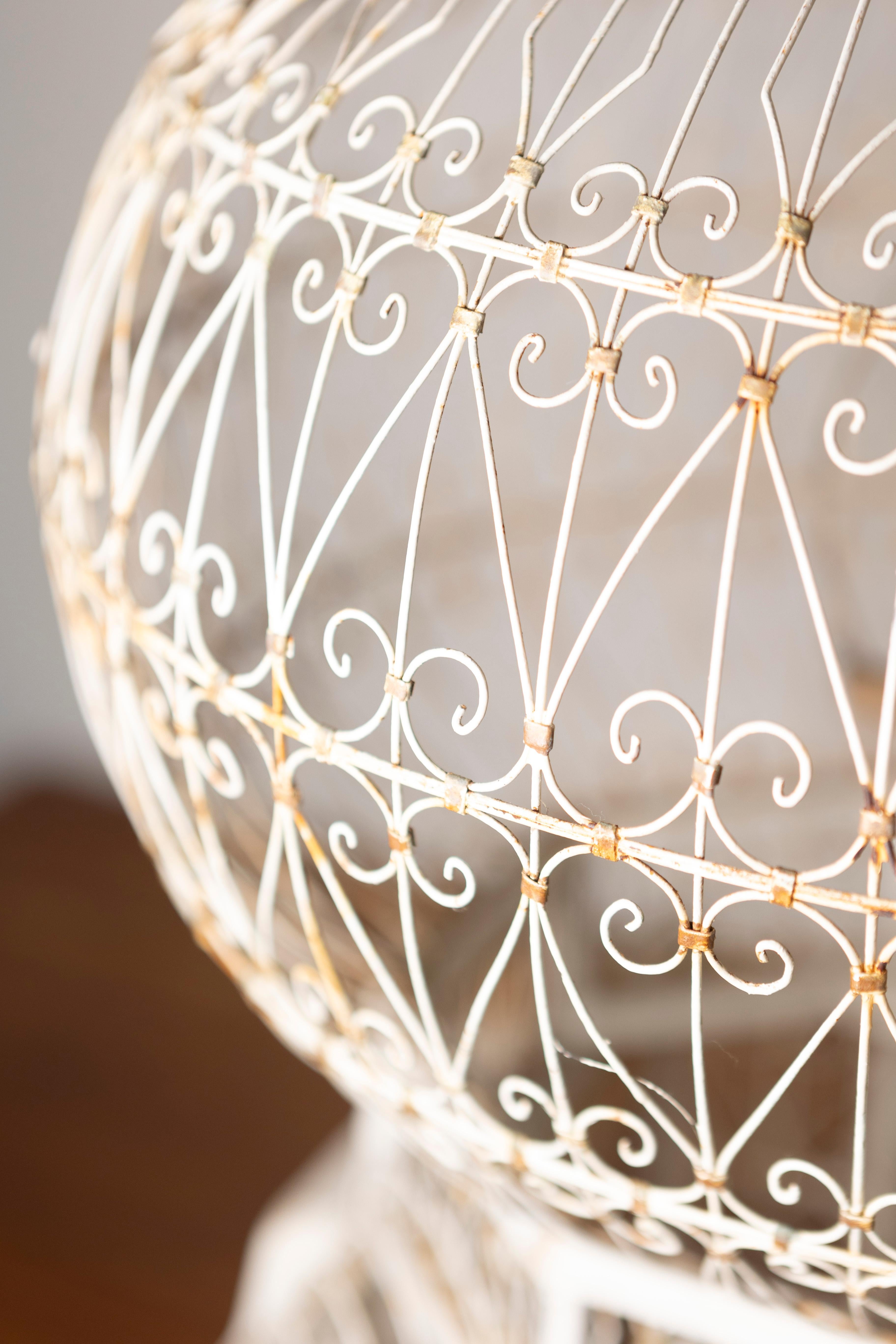 Early 20th-Century French White Wrought Iron Birdcage with Dome Top For Sale 1