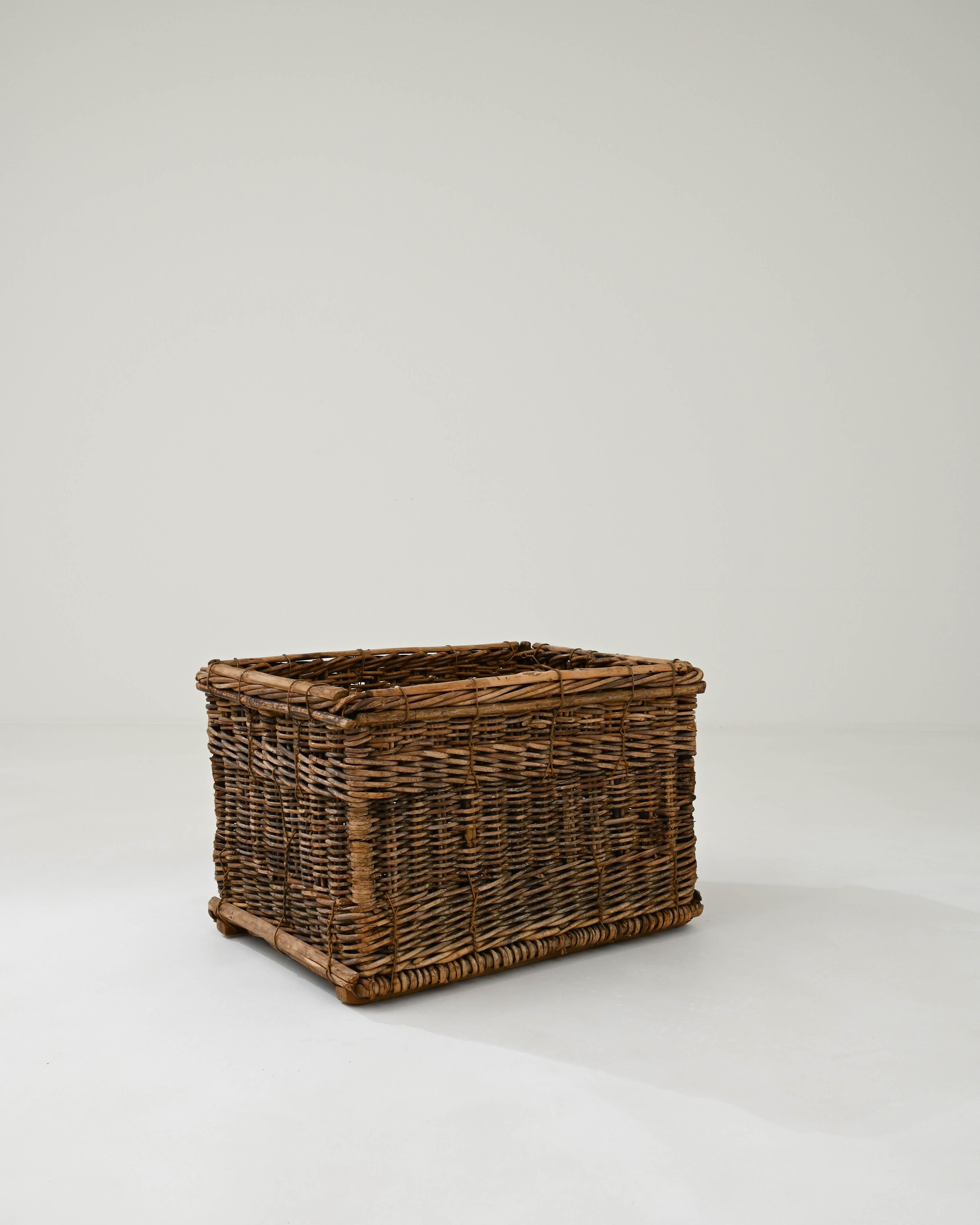 Early 20th Century French Wicker Basket In Good Condition In High Point, NC