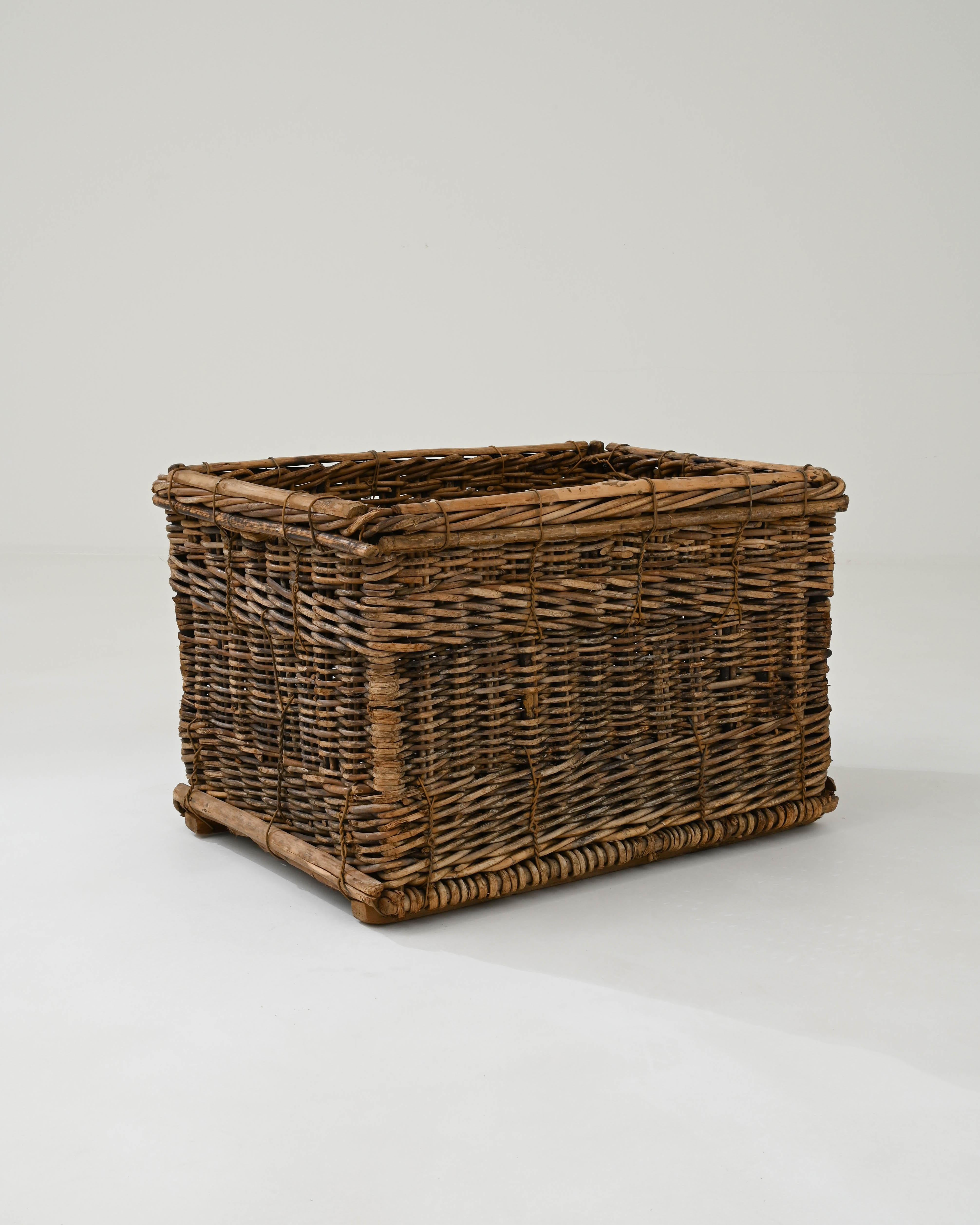 Early 20th Century French Wicker Basket 1