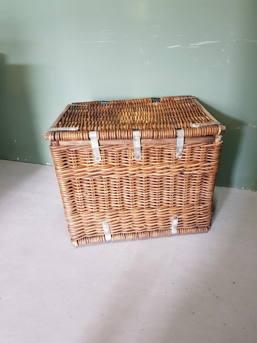 Early 20th Century French Wicker Basket with Metal Hinges and Locks For Sale 4