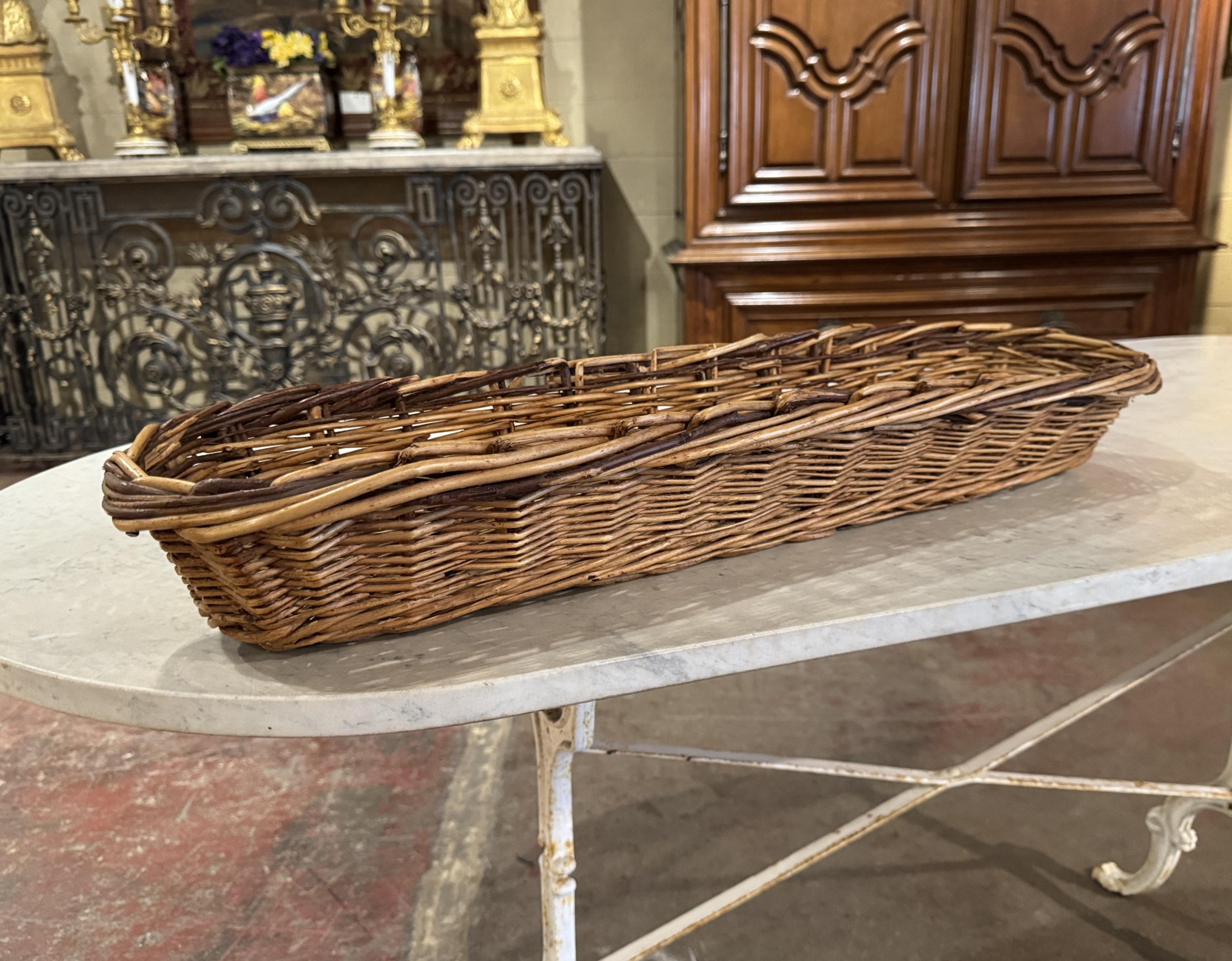 Realizzato in Normandia o in Borgogna intorno al 1920, il cestino del pane è intrecciato a mano con vimini. Usalo per servire le tue baguette o per esporre altri tipi di pane. Questo tipo di cestino è sia funzionale che decorativo e si trova