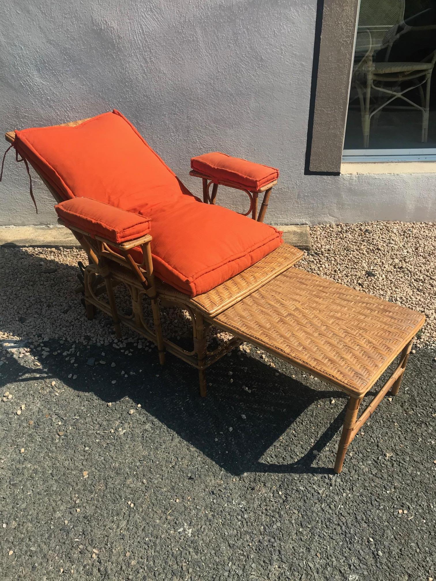 Beautiful early 20th century French wicker chaise longue from the 1900s.
Removable Orange cushion on the seating and the armrests.
The armrests are removable too and hold thanks to four metal circles.
The footstool is removable and can be tidy up