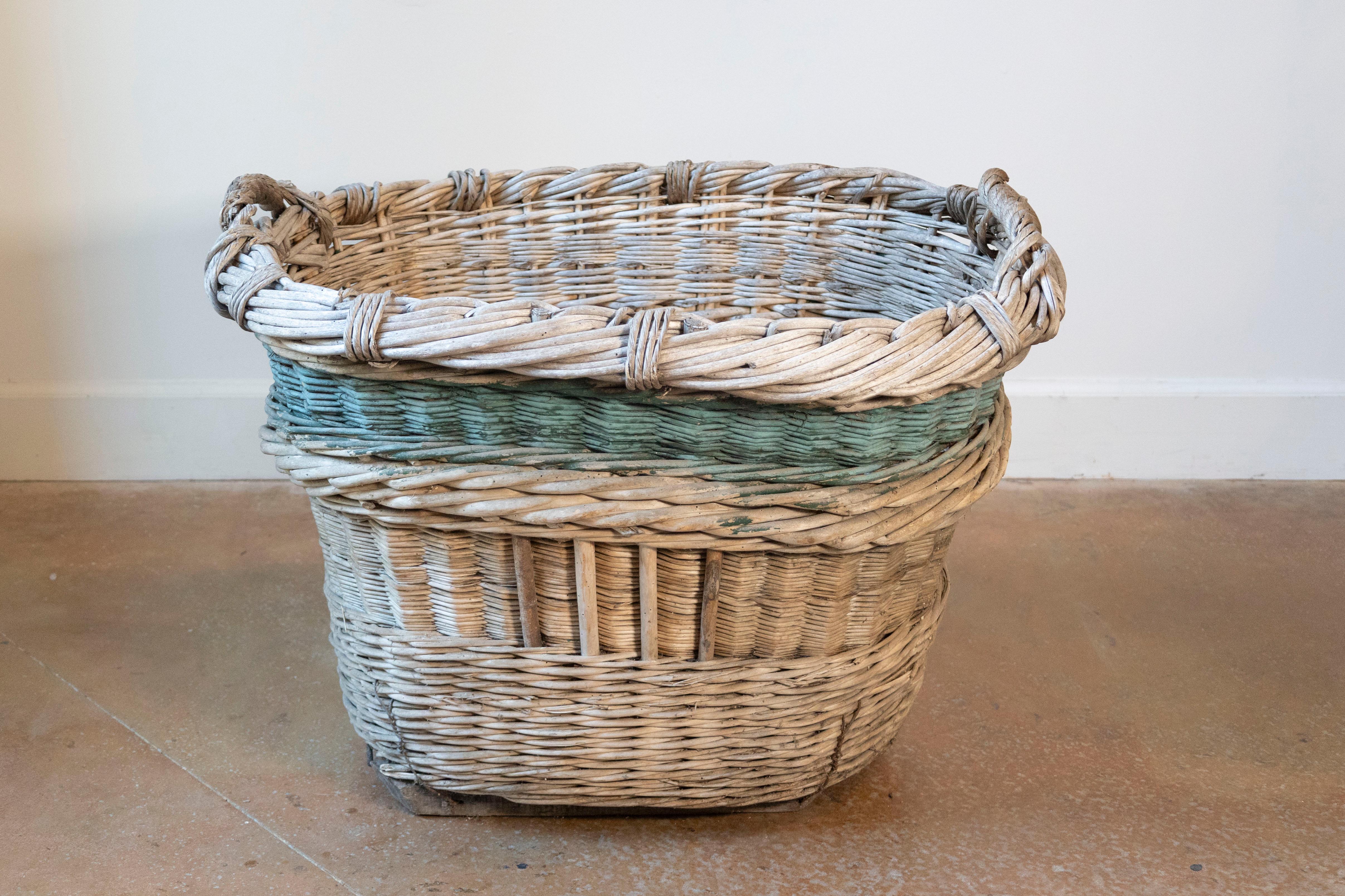 Un authentique panier à vendange français du milieu du XXe siècle, tressé à la main dans la région de Champagne au cours des années 1940. Ce charmant panier de vigne était autrefois un outil essentiel pendant les vendanges, conçu pour être à la fois