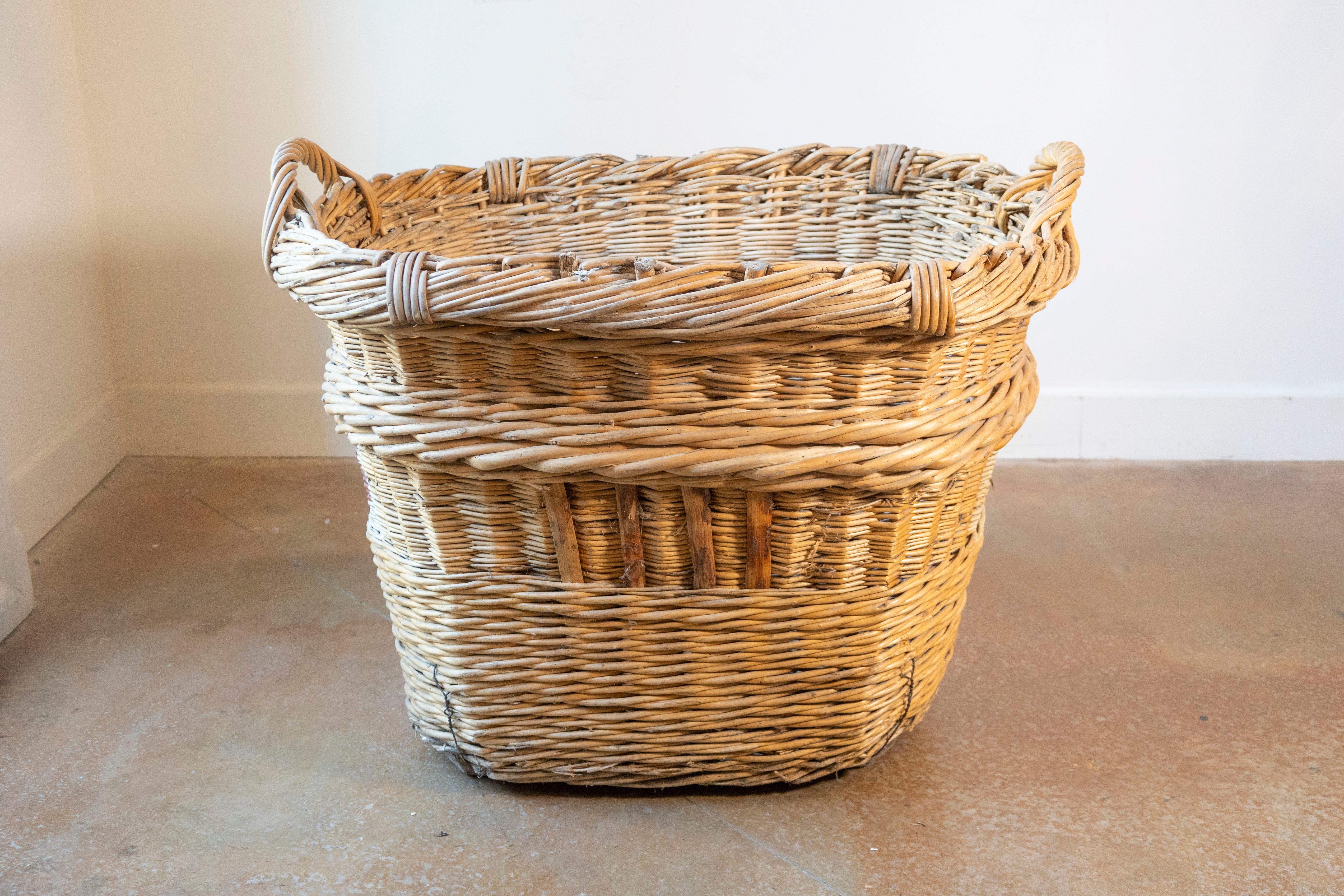 Cesto per la raccolta dell'uva in vimini francese dei primi del Novecento in vendita 1